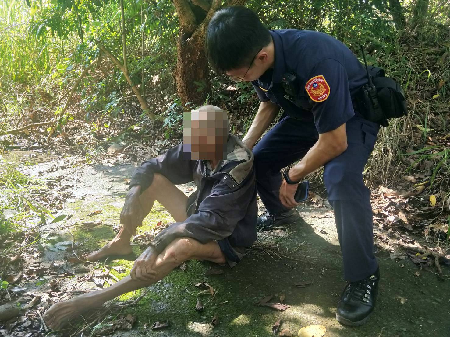 84歲的黃姓老翁迷路受困山區2天，幸被警尋獲送醫。（翻攝畫面）