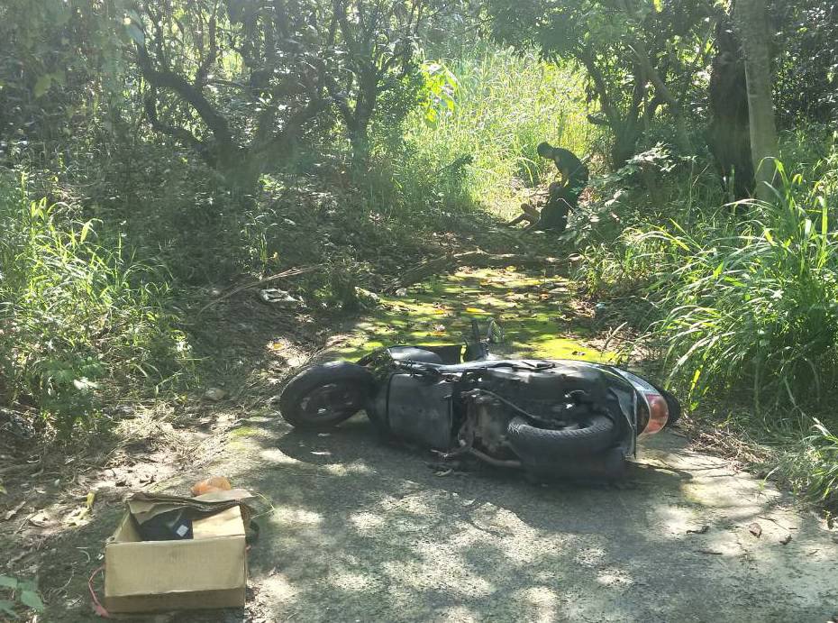 黃姓老翁離奇騎車至距高雄70公里外的台南大內山區，摔倒受困無法動彈。(翻攝畫面)