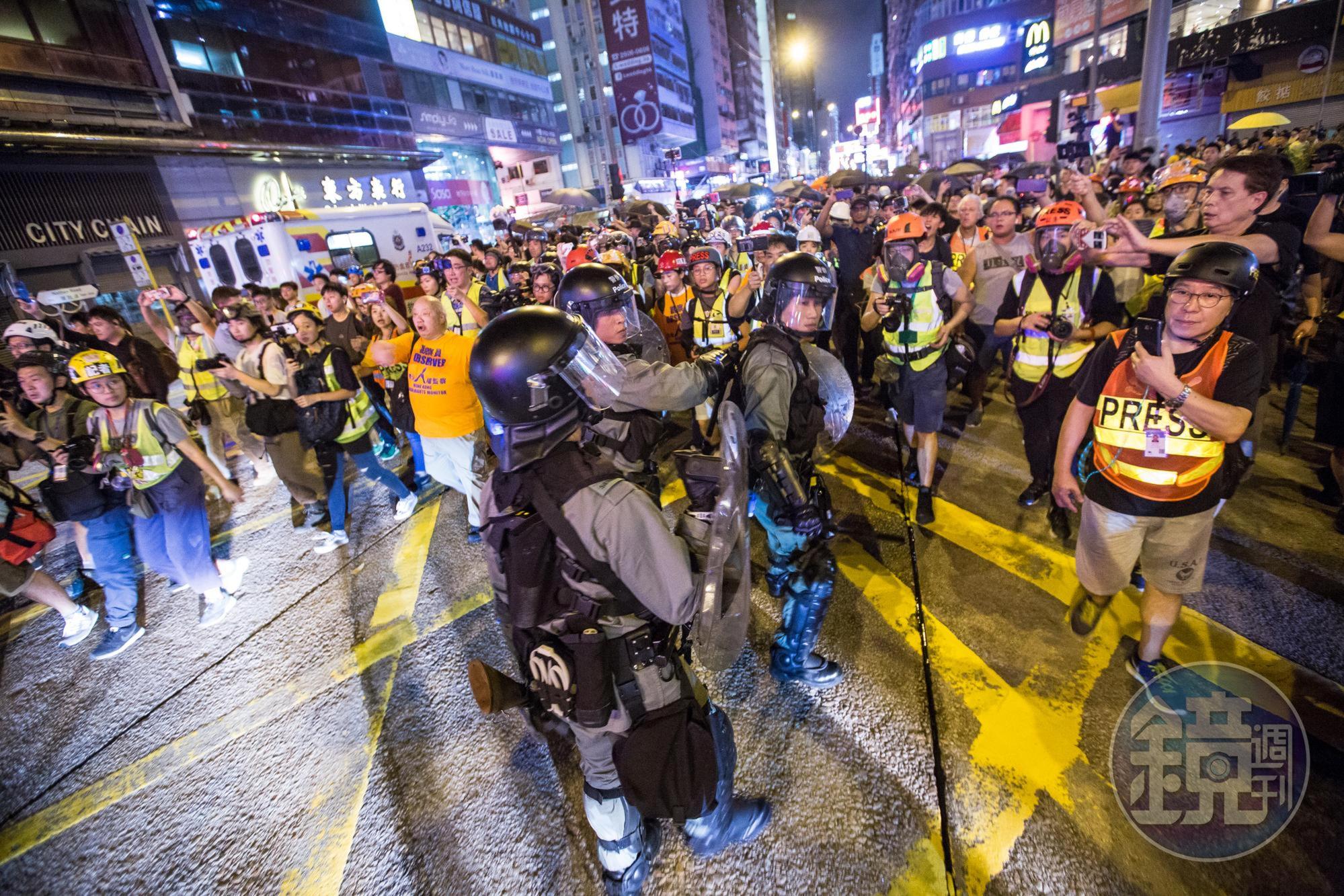 鎮暴警察衝出開始清場時,街坊在叫罵聲與記者一起逼退防暴警察。。
