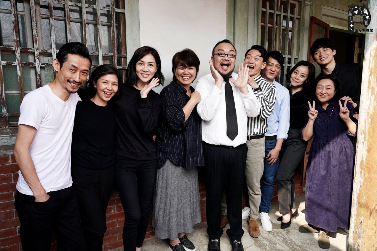 女主角謝盈萱(左3)之前身體不適缺席宣傳,明日將與導演嚴藝文(左4)以及原著合體線上開趴。(CATCHPLAY提供)