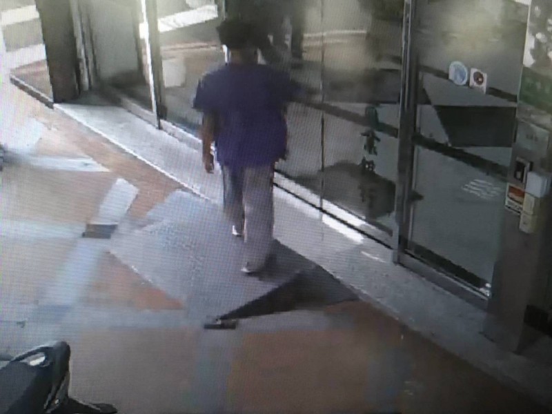 林男「行搶」前走進銀行的身影。（讀者提供）