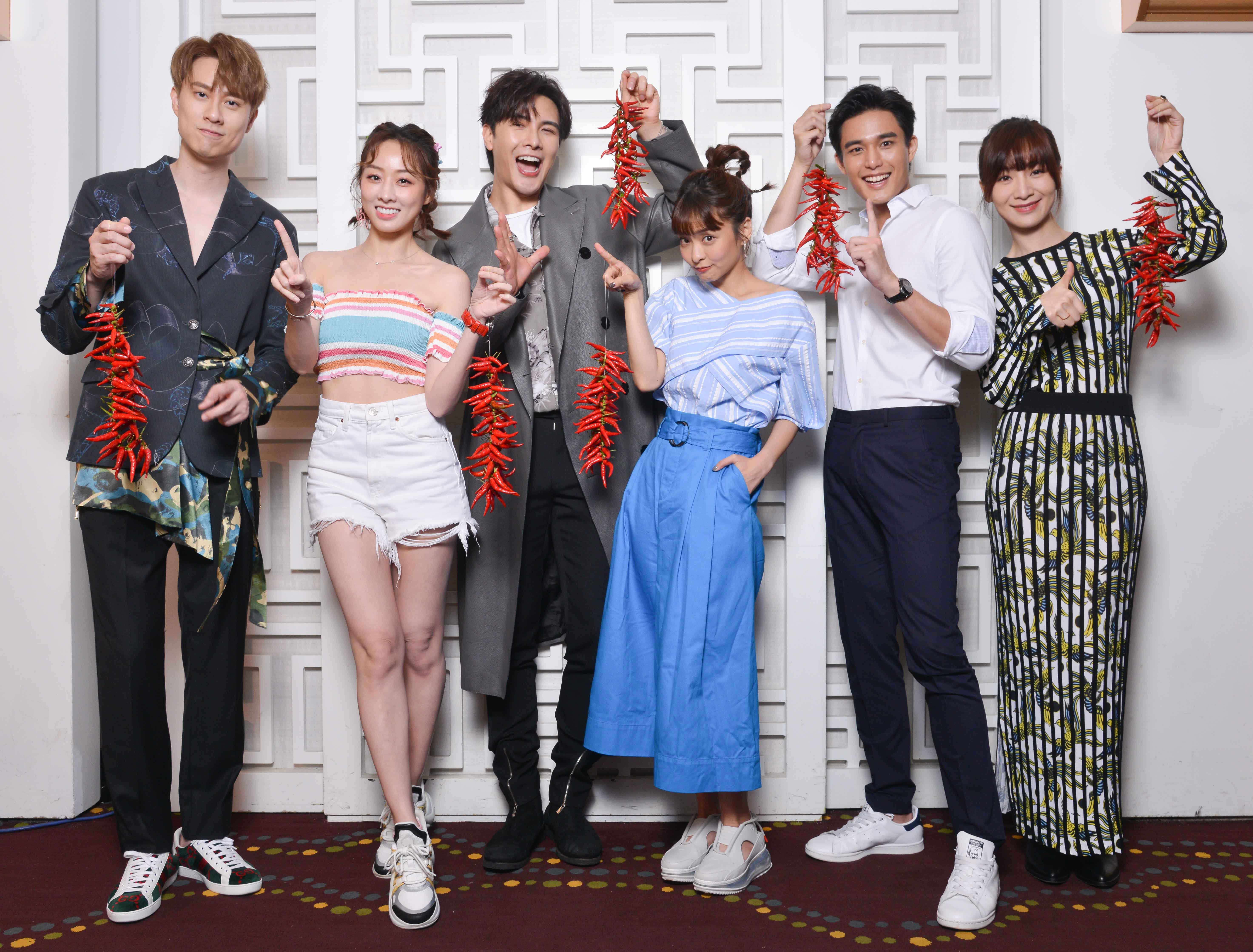 《男神時代》演員們歡喜為收視慶功。（東森提供）