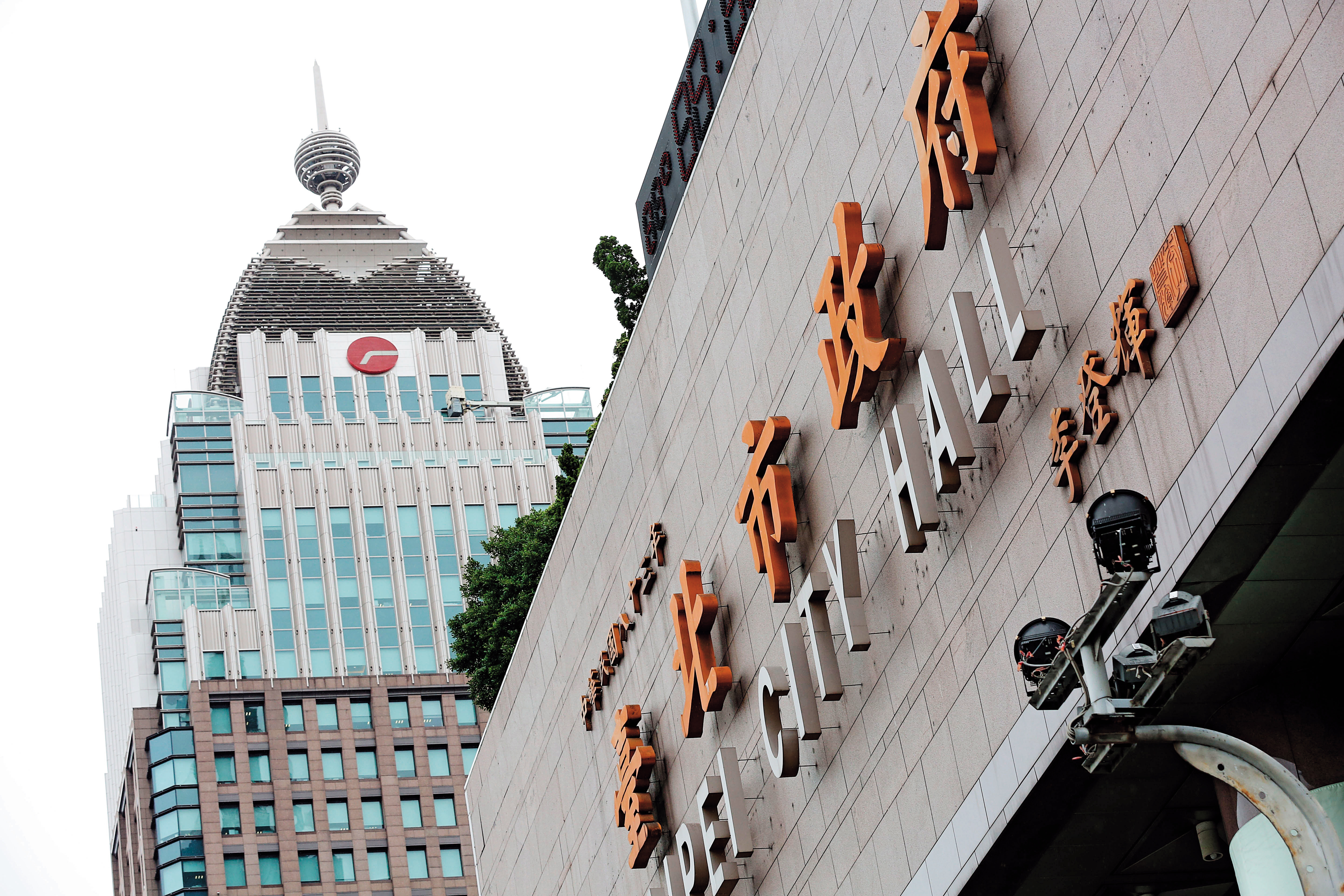 只有一街之隔的北市府與遠雄，在大巨蛋議題交鋒逾4年，