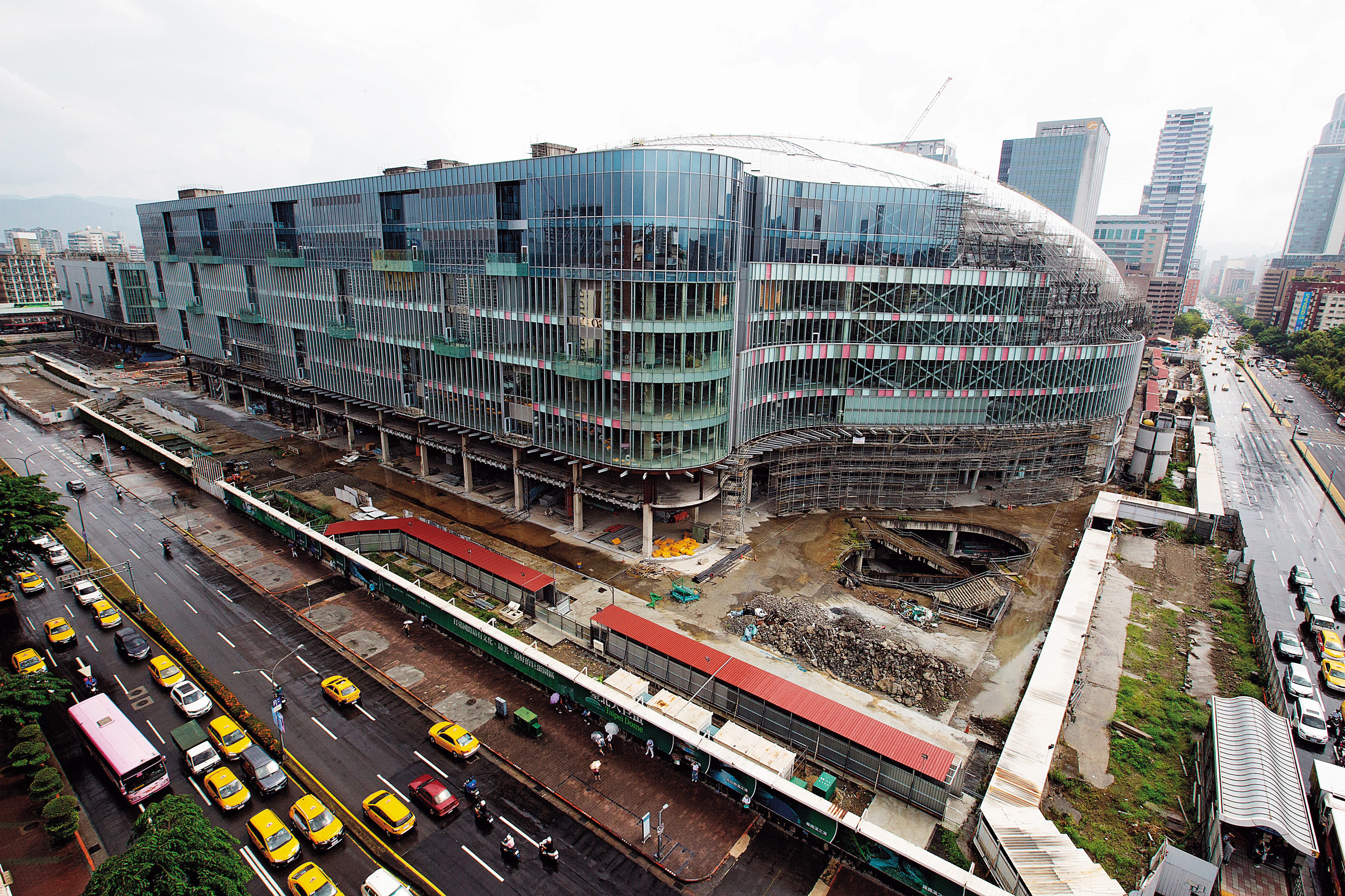 大巨蛋所在的交通瓶頸，年底前工地圍籬內縮，忠孝東路及光復南路可望增加各一個車道，市容及交通都將獲改善。