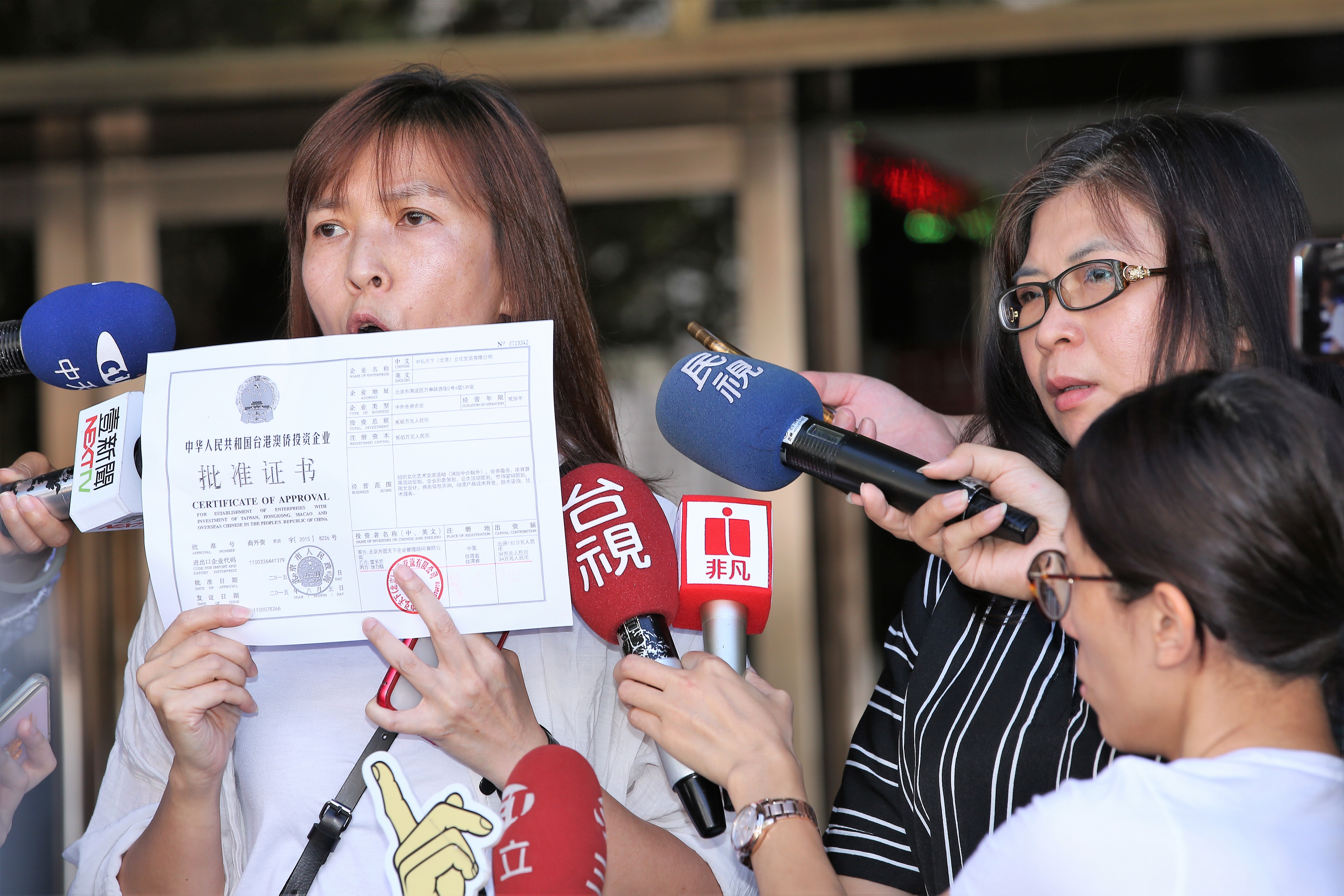李姓、曹姓女子聯袂到地檢署向徐乃麟提告。