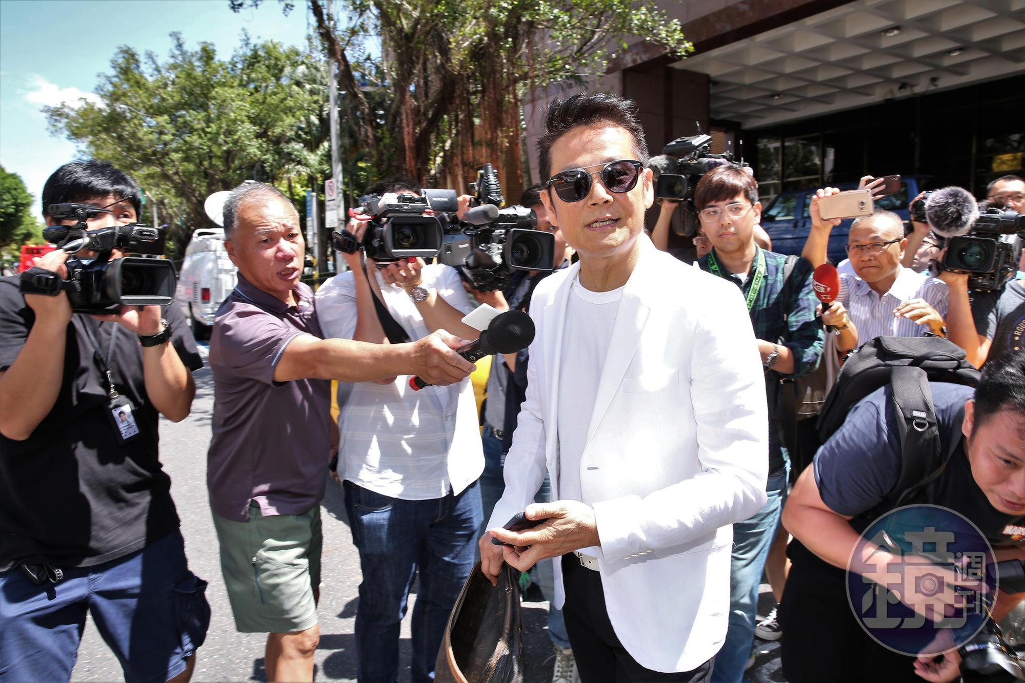 徐乃麟提告楊強蓉毀謗,今早現身台北地檢署。