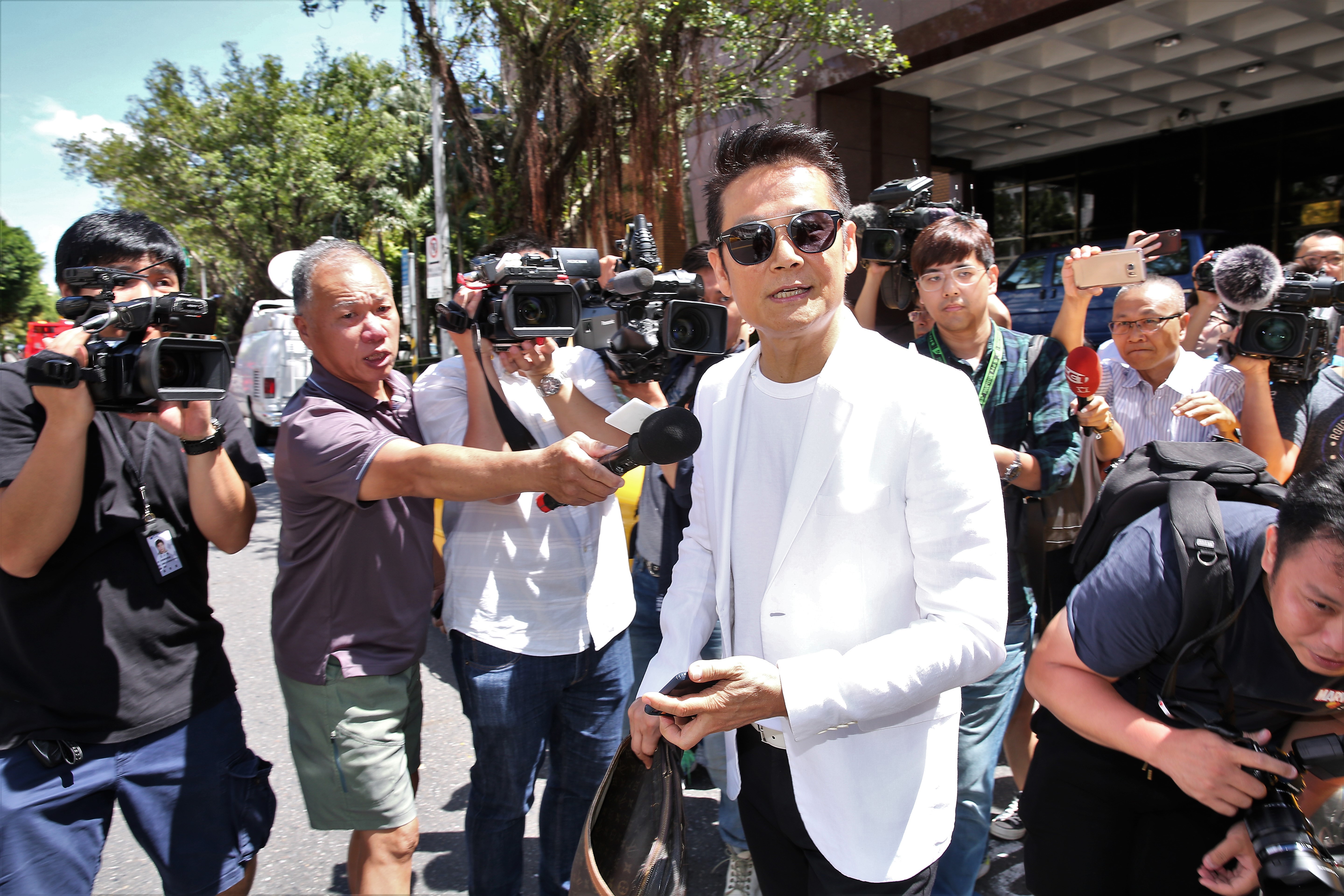 徐乃麟提告楊強蓉毀謗，今早現身台北地檢署。