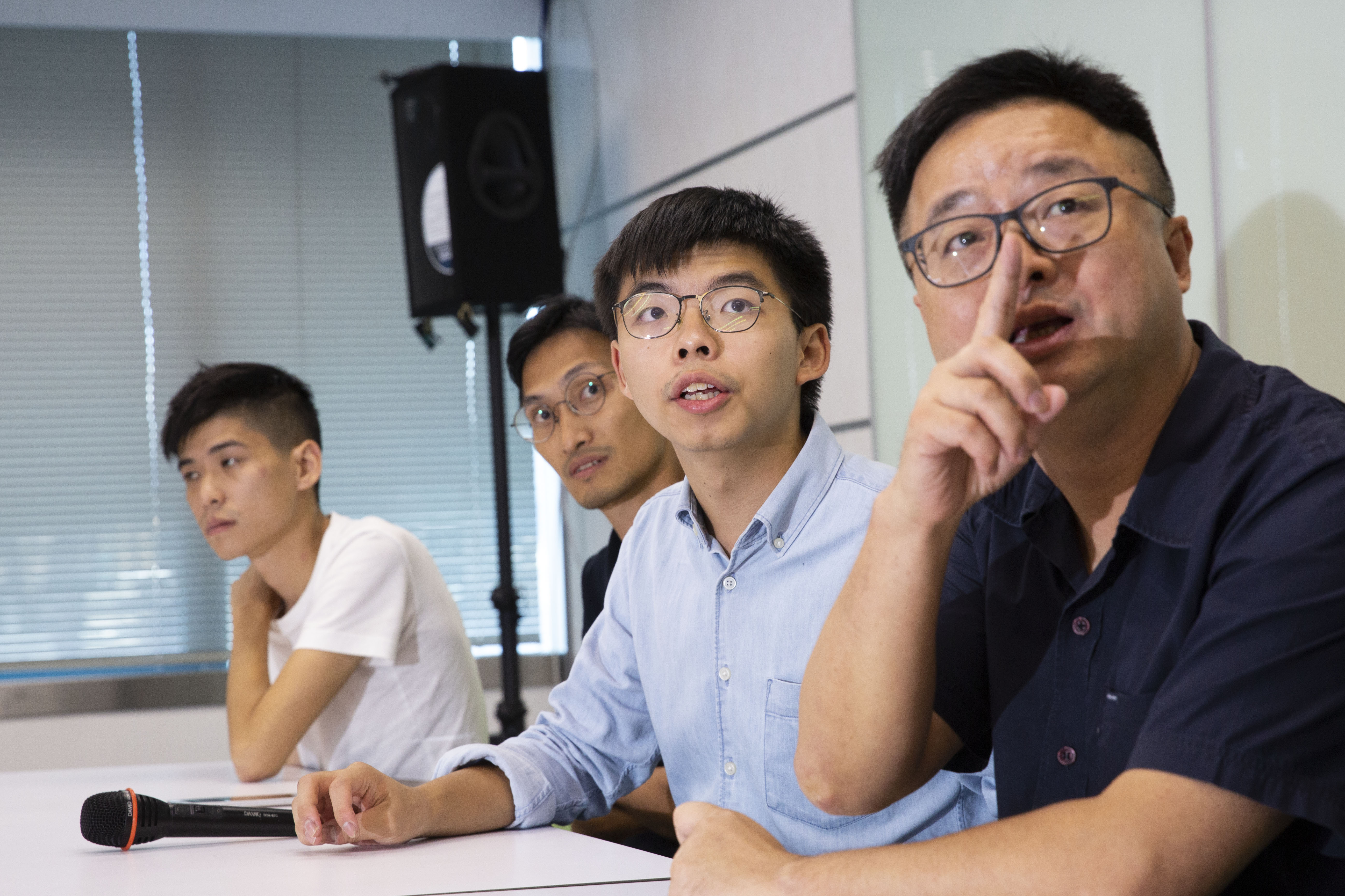 民進黨祕書長羅文嘉（右1）與黃之鋒（右2）一行人會談後一起舉行記者會。