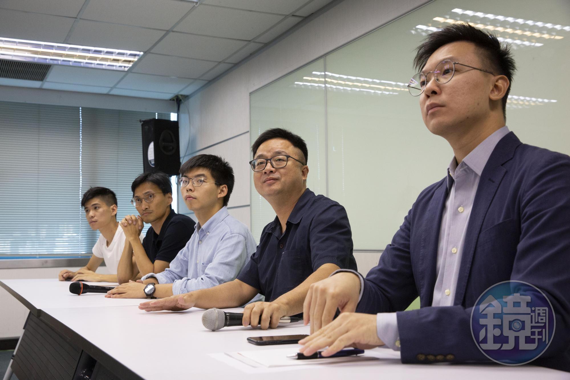 民進黨副祕書長林飛帆（右起）、祕書長羅文嘉與香港眾志祕書長黃之鋒等人舉行記者會。