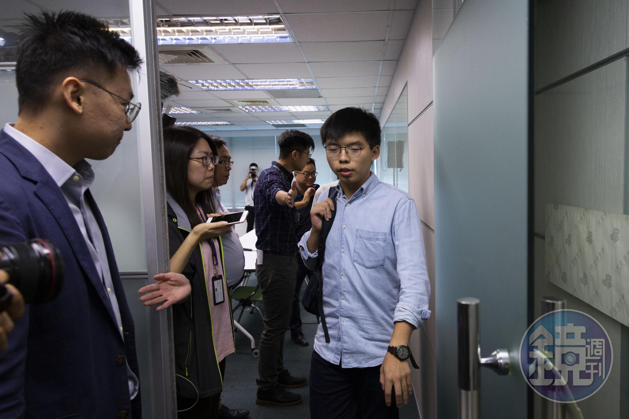 民進黨副祕書長林飛帆（左）迎接黃之鋒一行人。