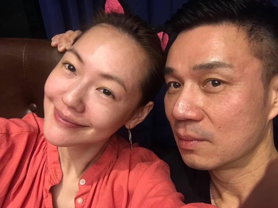行事浮誇的小S與老公不吝放閃。(翻攝自小S臉書粉絲頁)