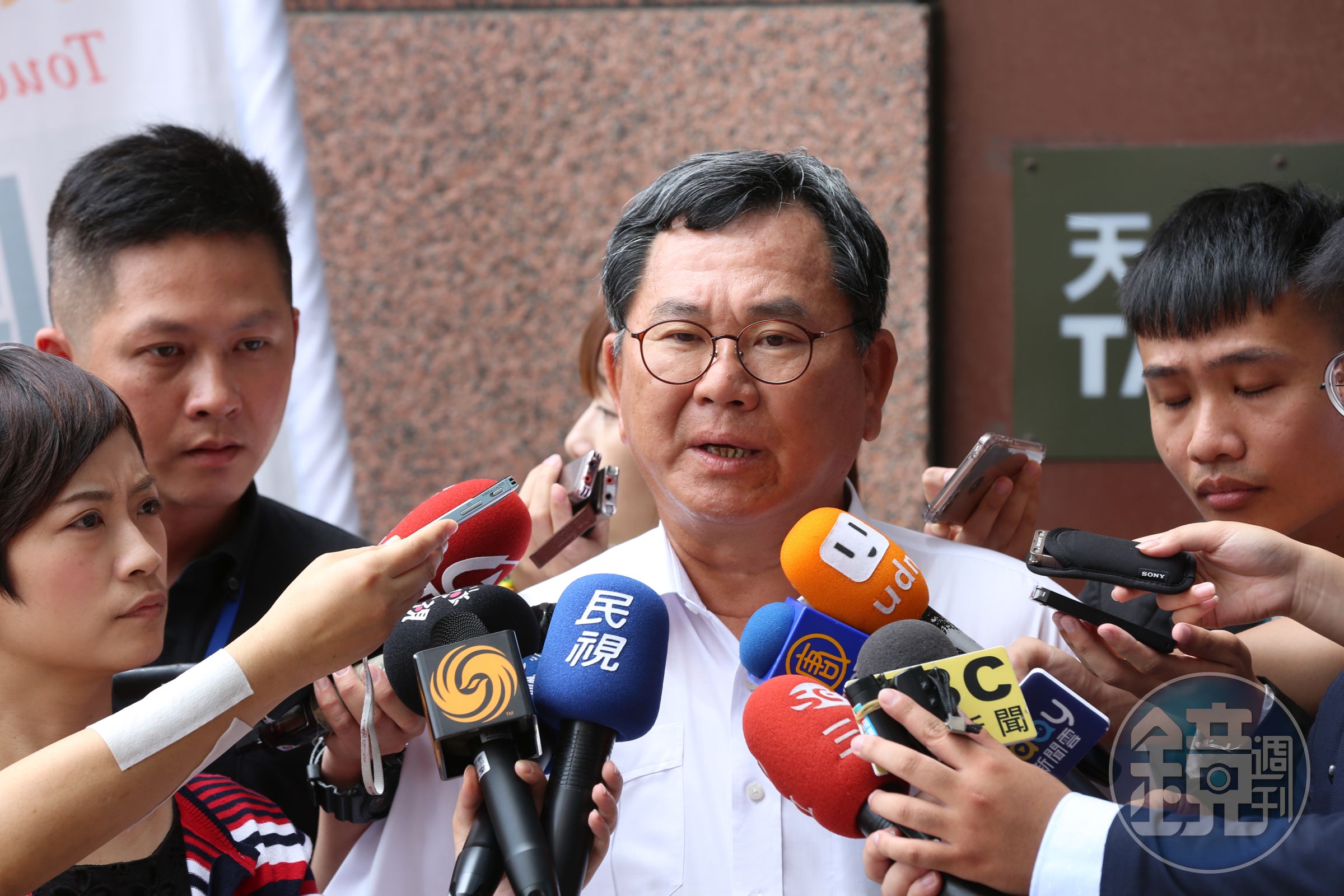 民進黨立委陳明文搭高鐵遺落一個內裝300萬元的登機箱，由小兒子前去領回。圖為本刊資料照。