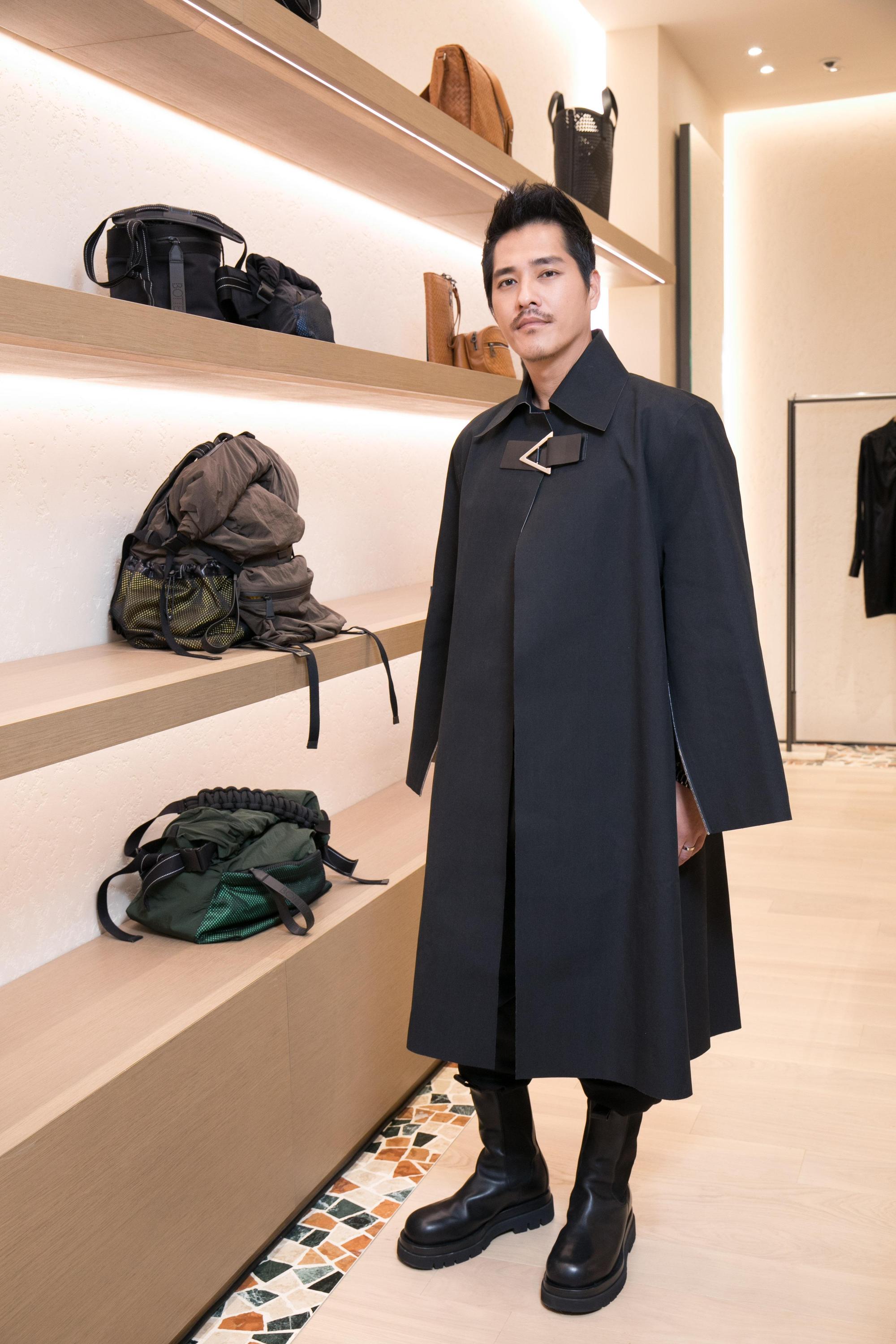 藍正龍黑色全身造型約19萬元，他笑稱自己像奇異博士。（BOTTEGA VENETA提供）