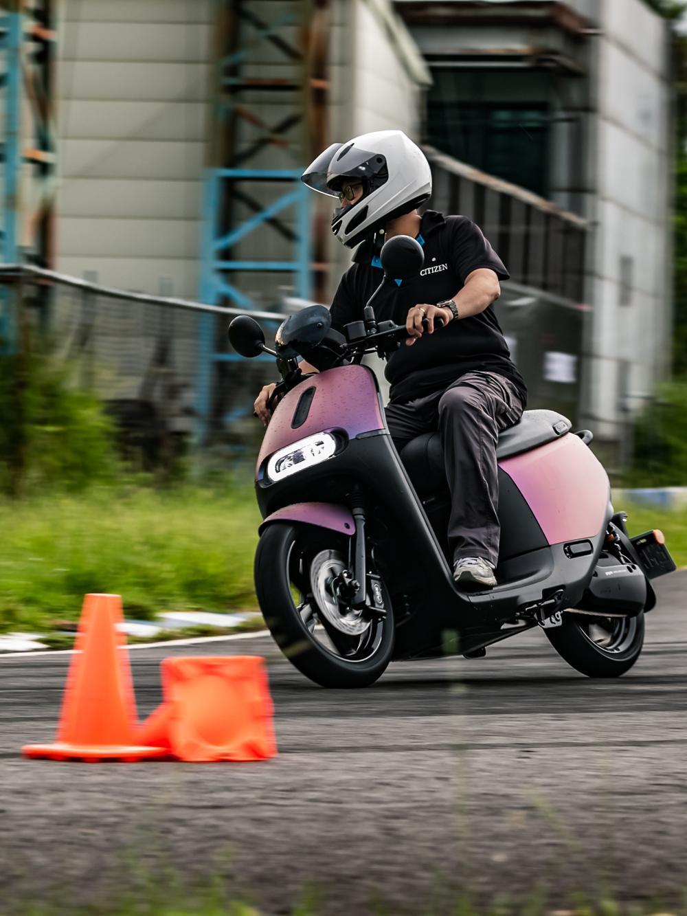 Gogoro S2 ABS的動態靈活，但騎慣油車的人要花點時間適應她的油門反應。