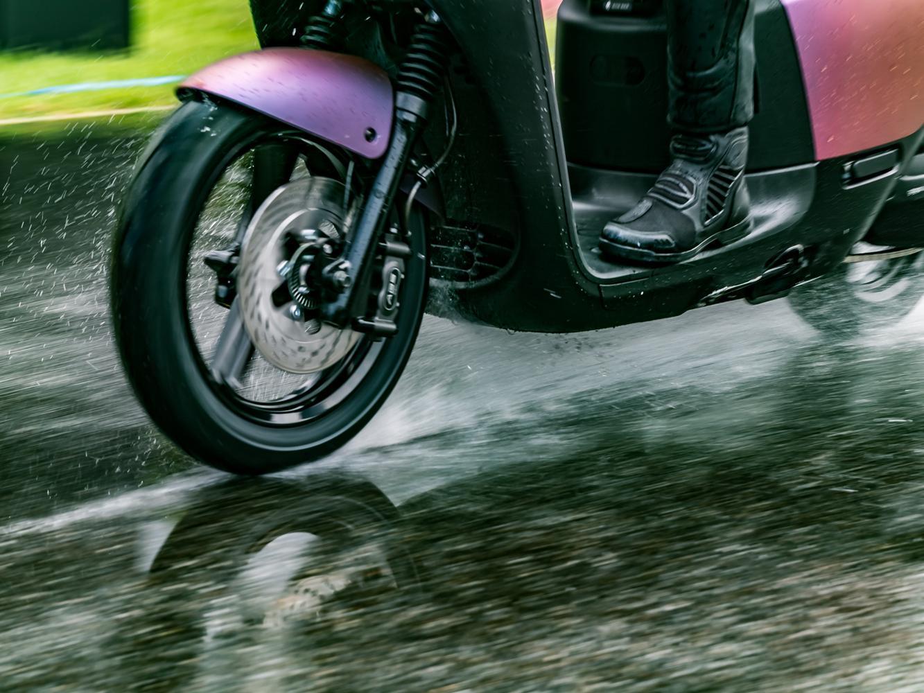 Gogoro S2 ABS 搭載重車等級的 Bosch ABS 10 雙迴路煞車系統，當煞車作動時，系統會以每秒 200 次的高頻率監測前後輪轉動狀況，在車輪即將鎖死的瞬間自動釋放煞車。