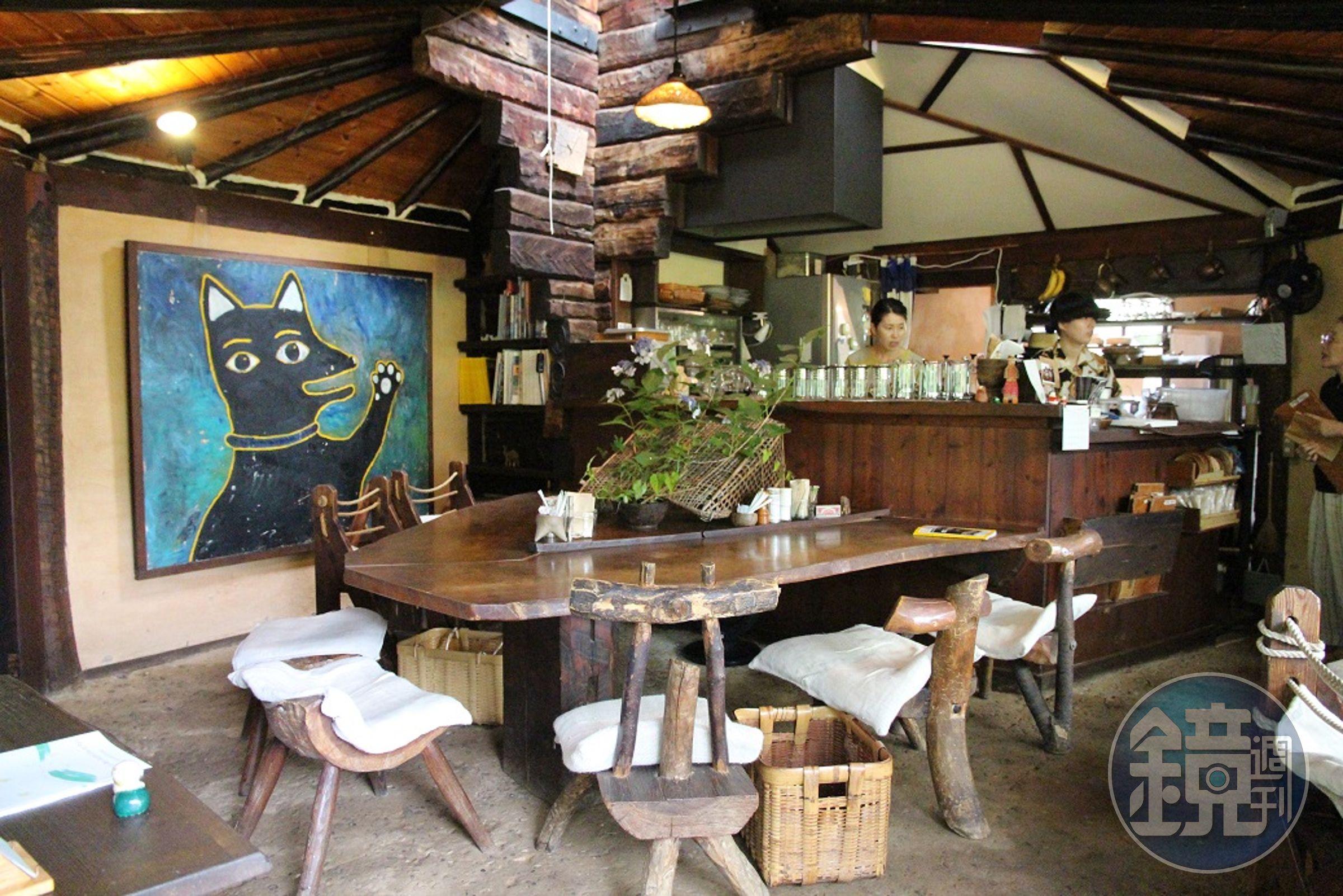 店內空間椅大木桌為主，彷彿進入童話小屋。