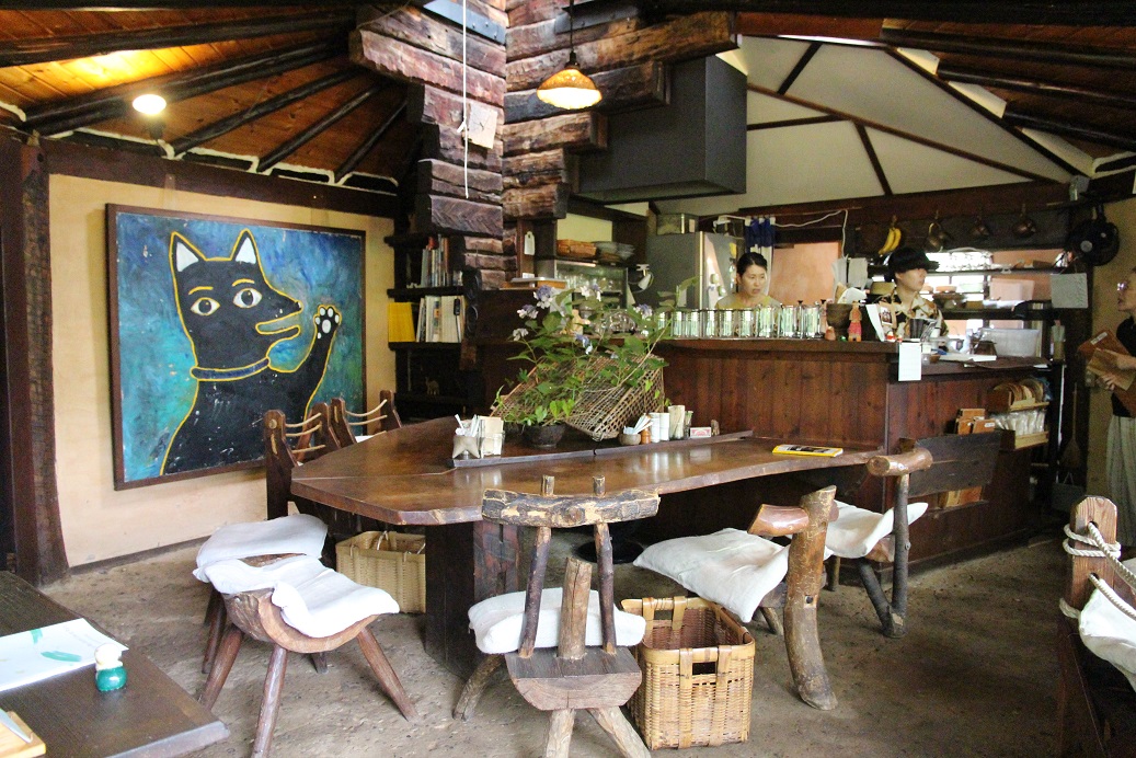 店內空間椅大木桌為主，彷彿進入童話小屋。