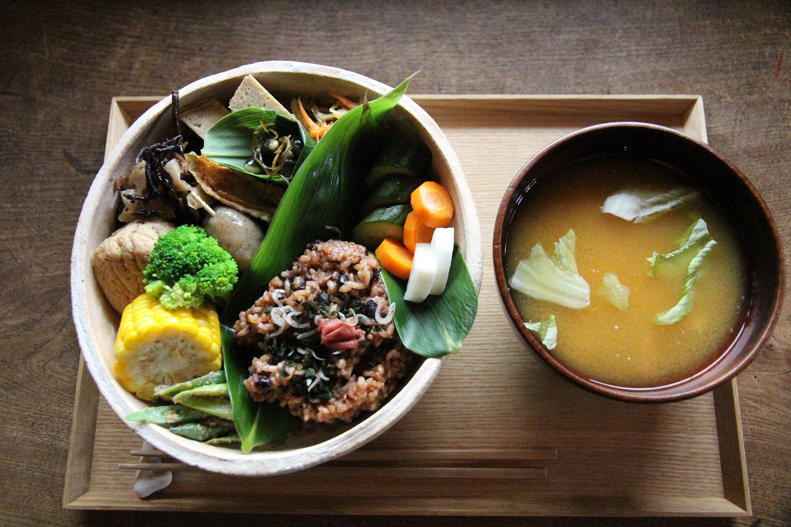 玄米飯套餐一日限定出9份，還沒開門前就早已預定完畢。