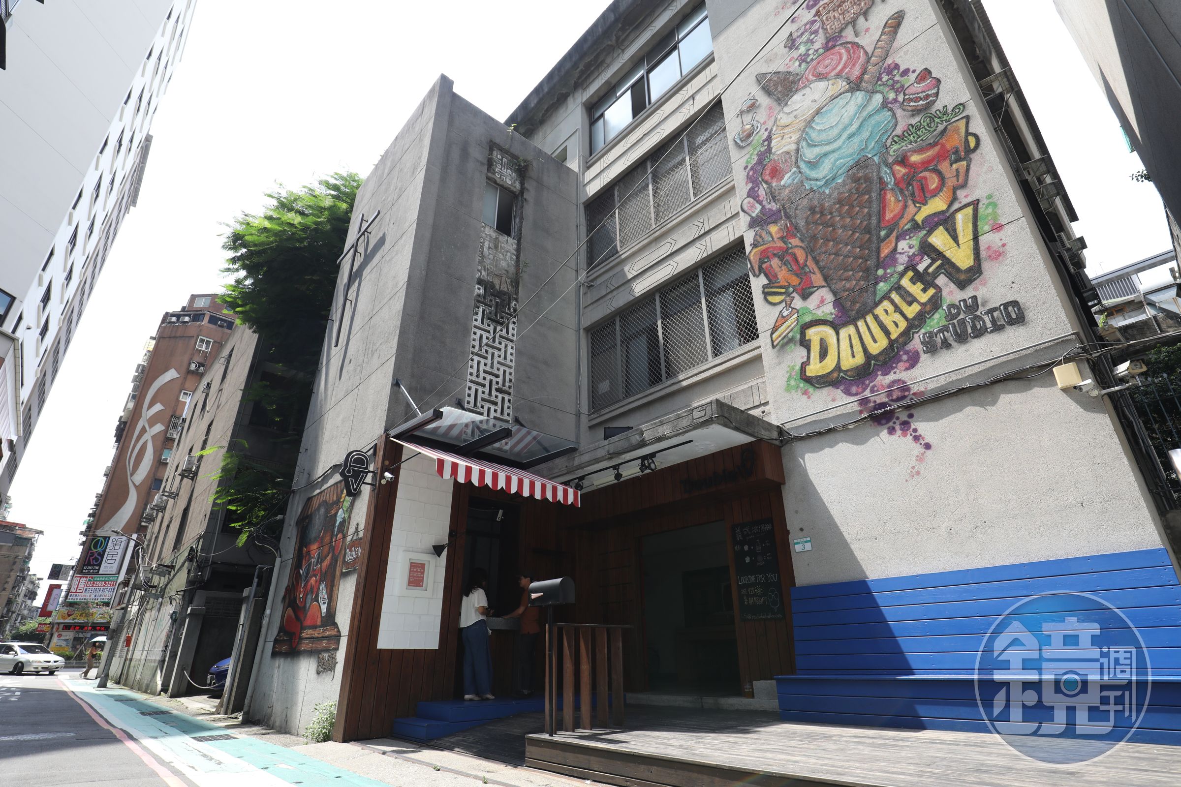 街頭塗鴉爬在「Double V」外牆十字架下，主張這裡的冰品不是無聊乖乖牌。