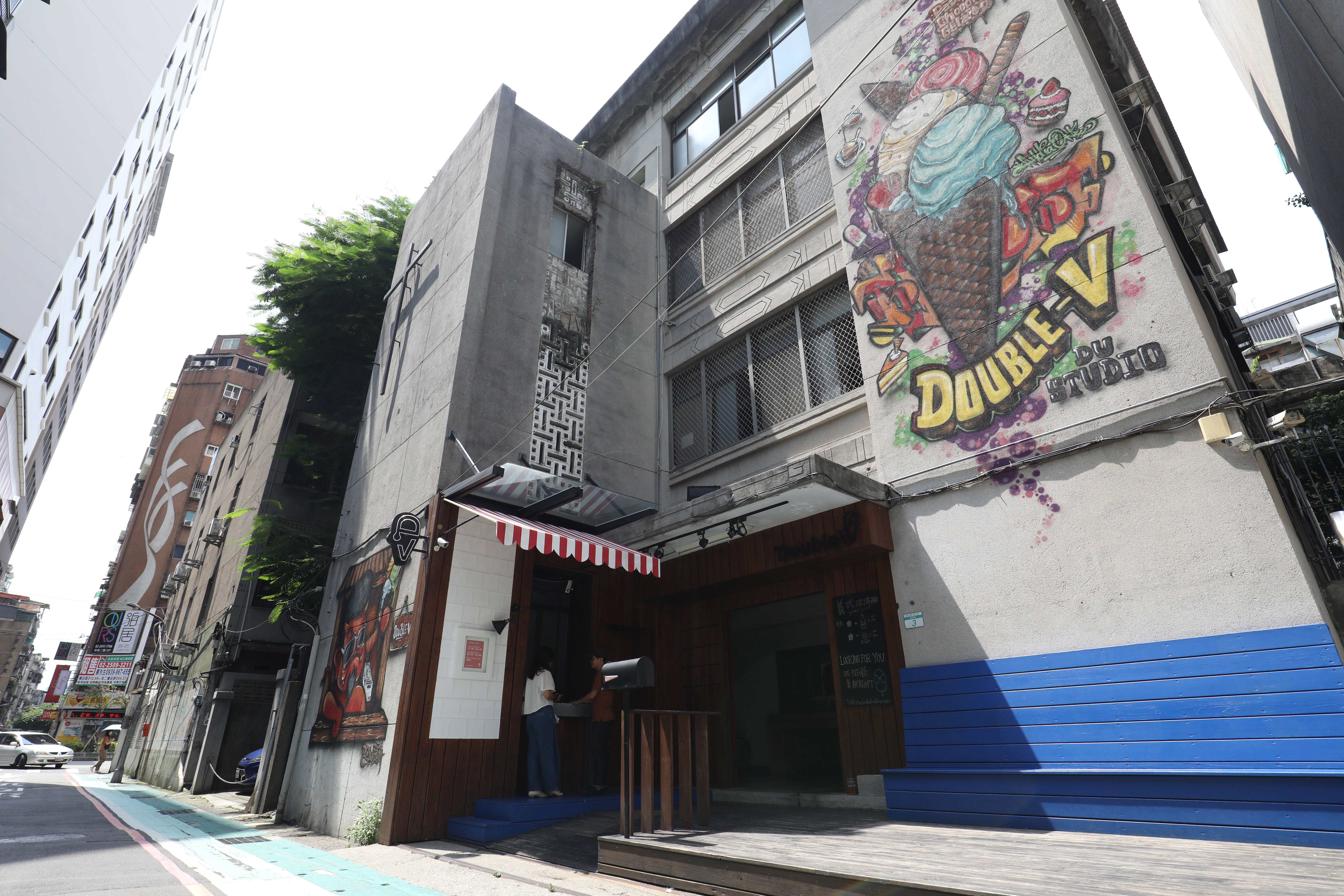 街頭塗鴉爬在「Double V」外牆十字架下，主張這裡的冰品不是無聊乖乖牌。