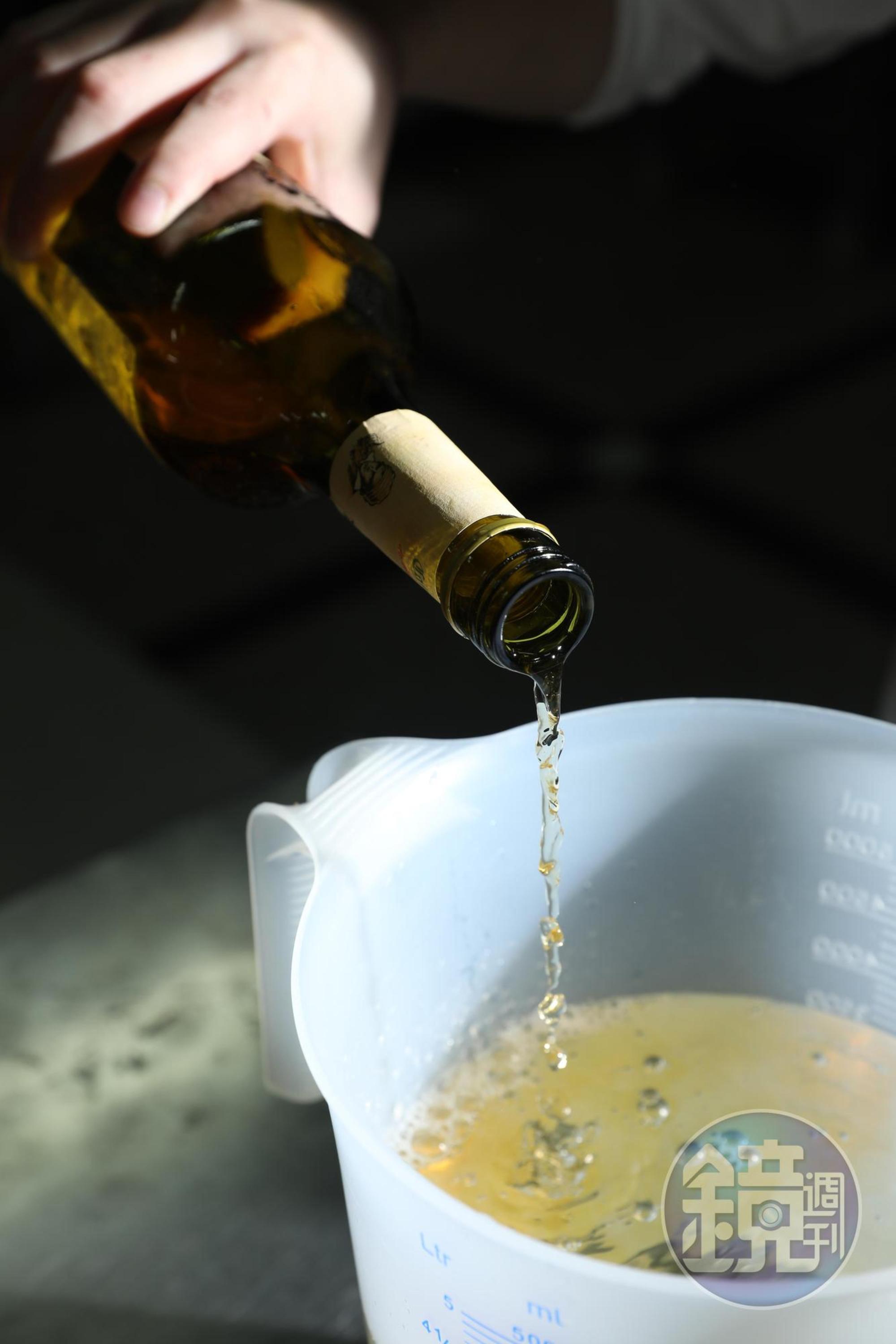 在冰淇淋糖液裡倒進烈酒,大人專屬的爽快。