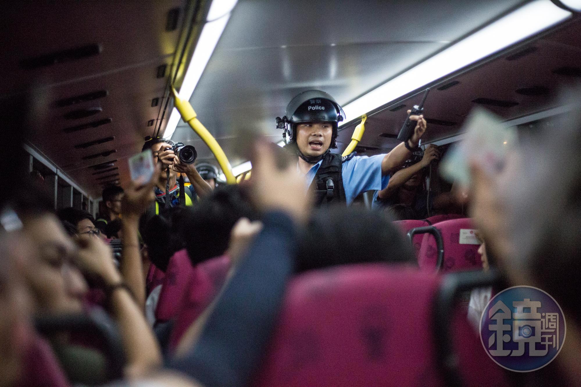 全副武裝的香港警方攔截巴士，並上車逐一盤查乘客。