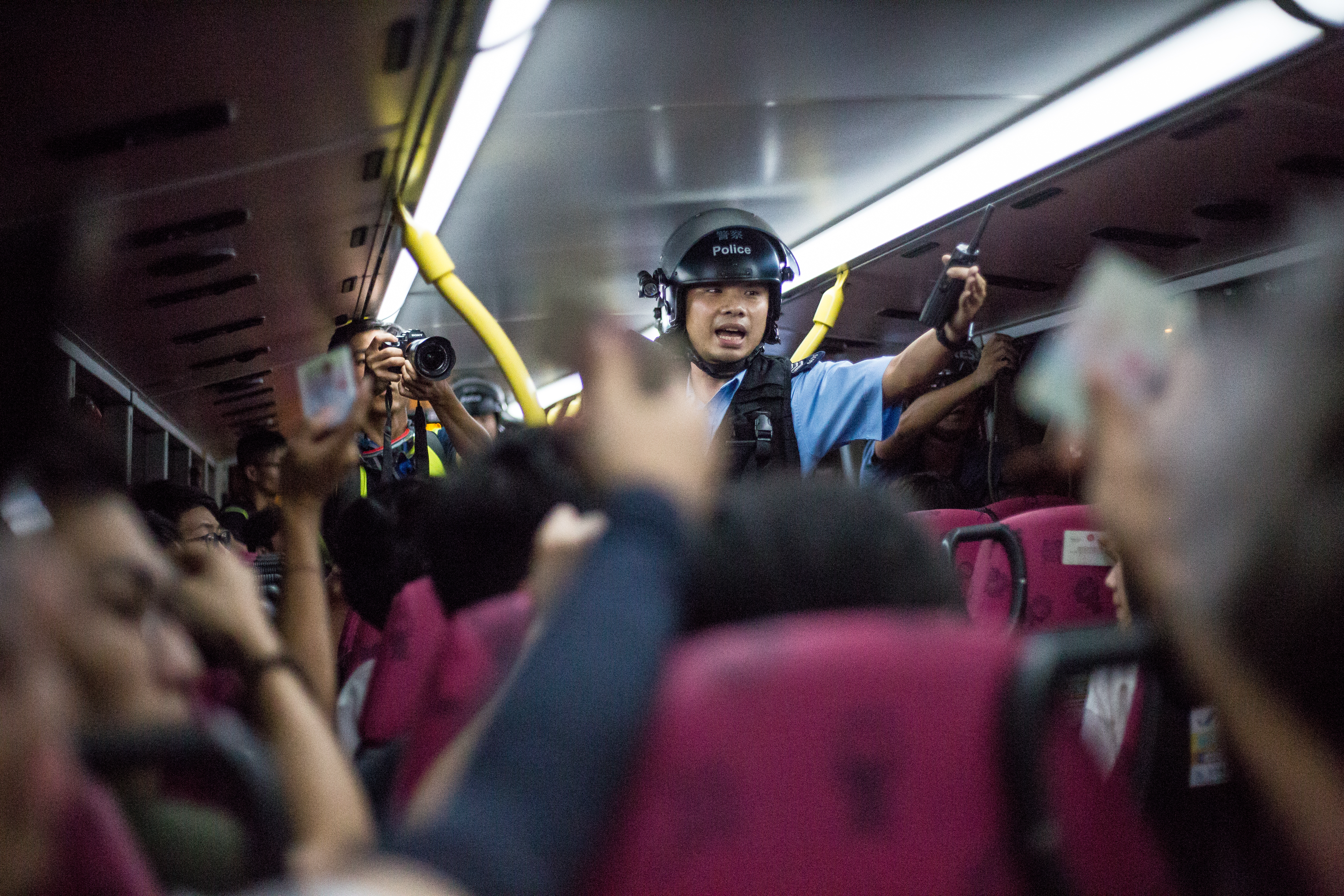 全副武裝的香港警方攔截巴士，並上車逐一盤查乘客。
