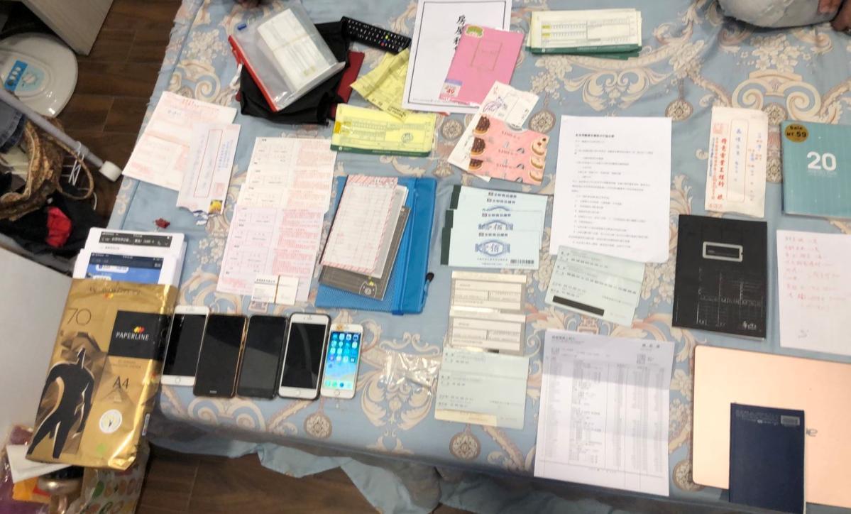 警方在黃嫌公司查獲大量贓證物。(刑事局提供)
