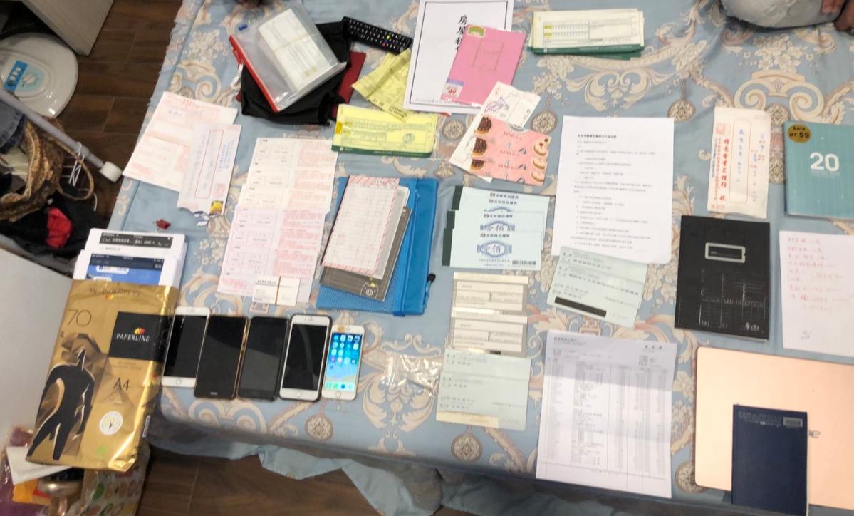 警方在黃嫌公司查獲大量贓證物。（刑事局提供）