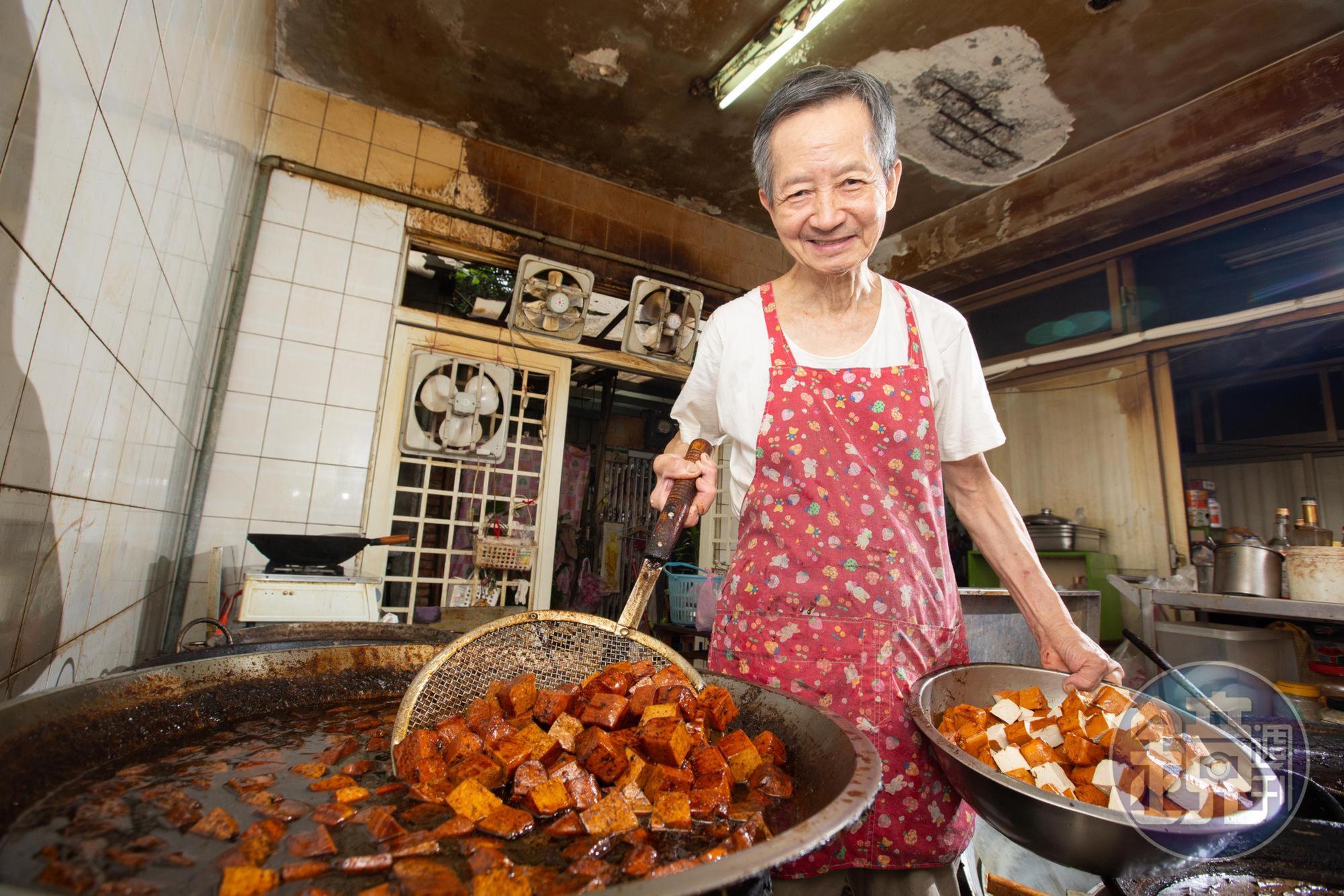 吳家豆干老闆吳長生堅持所有產品不假他人之手，每天都是自己動手滷。