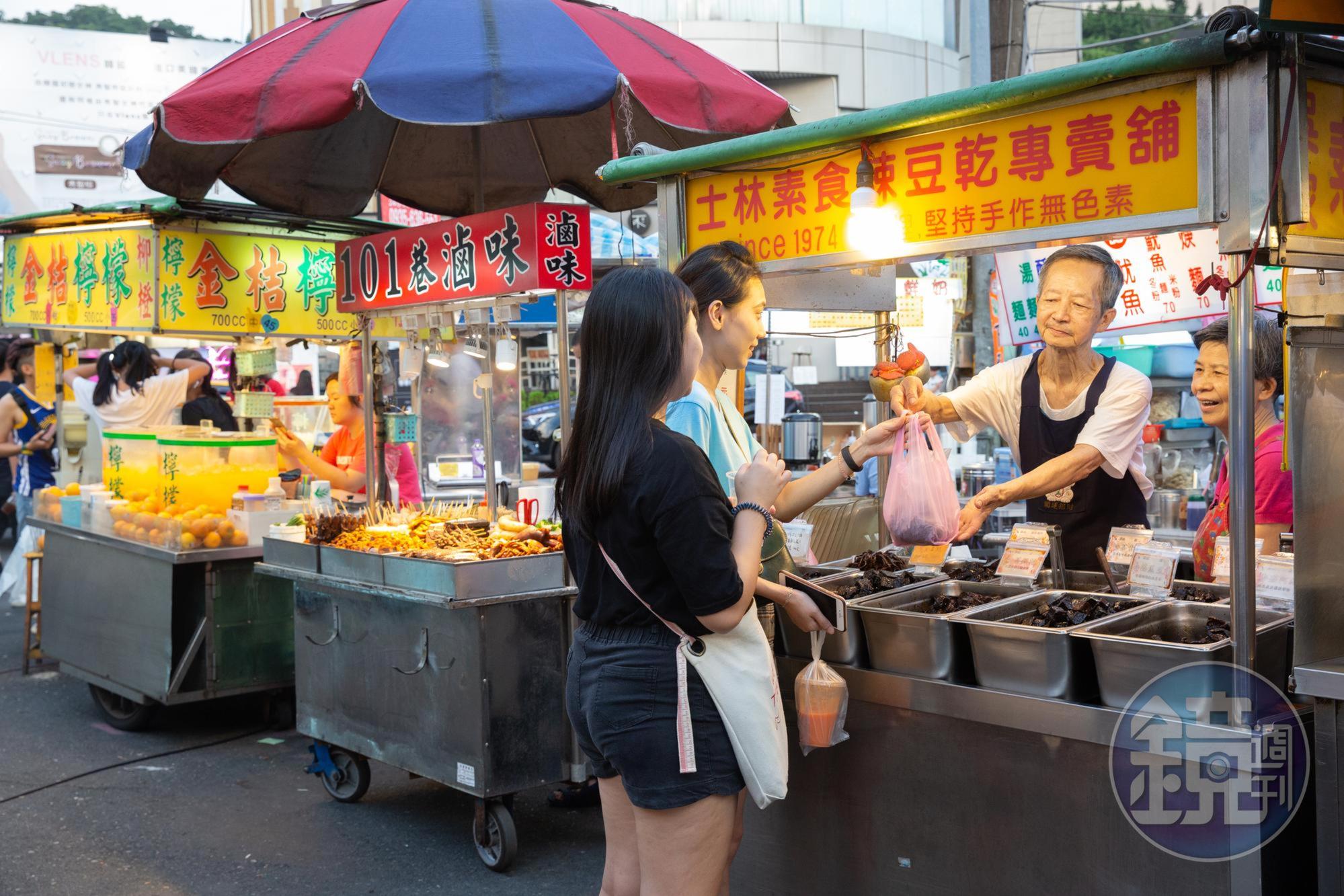 陽明戲院附近過去曾有6、7家豆干店，現在只剩吳家豆干屹立不搖，除了熟客，還有不少年輕人看見網路推薦上門嘗鮮。