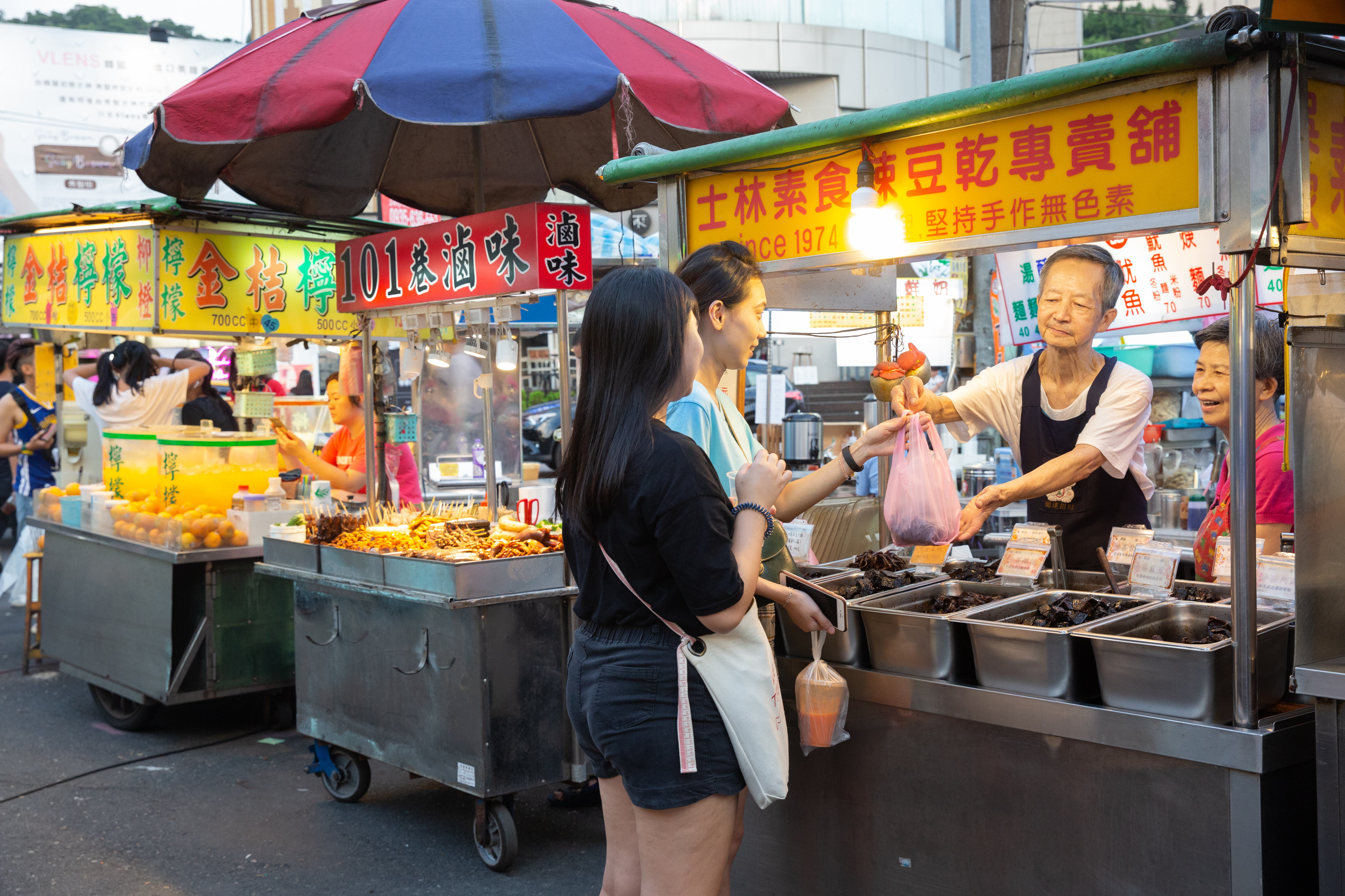 陽明戲院附近過去曾有6、7家豆干店,現在只剩吳家豆干屹立不搖,除了熟客,還有不少年輕人看見網路推薦上門嘗鮮。