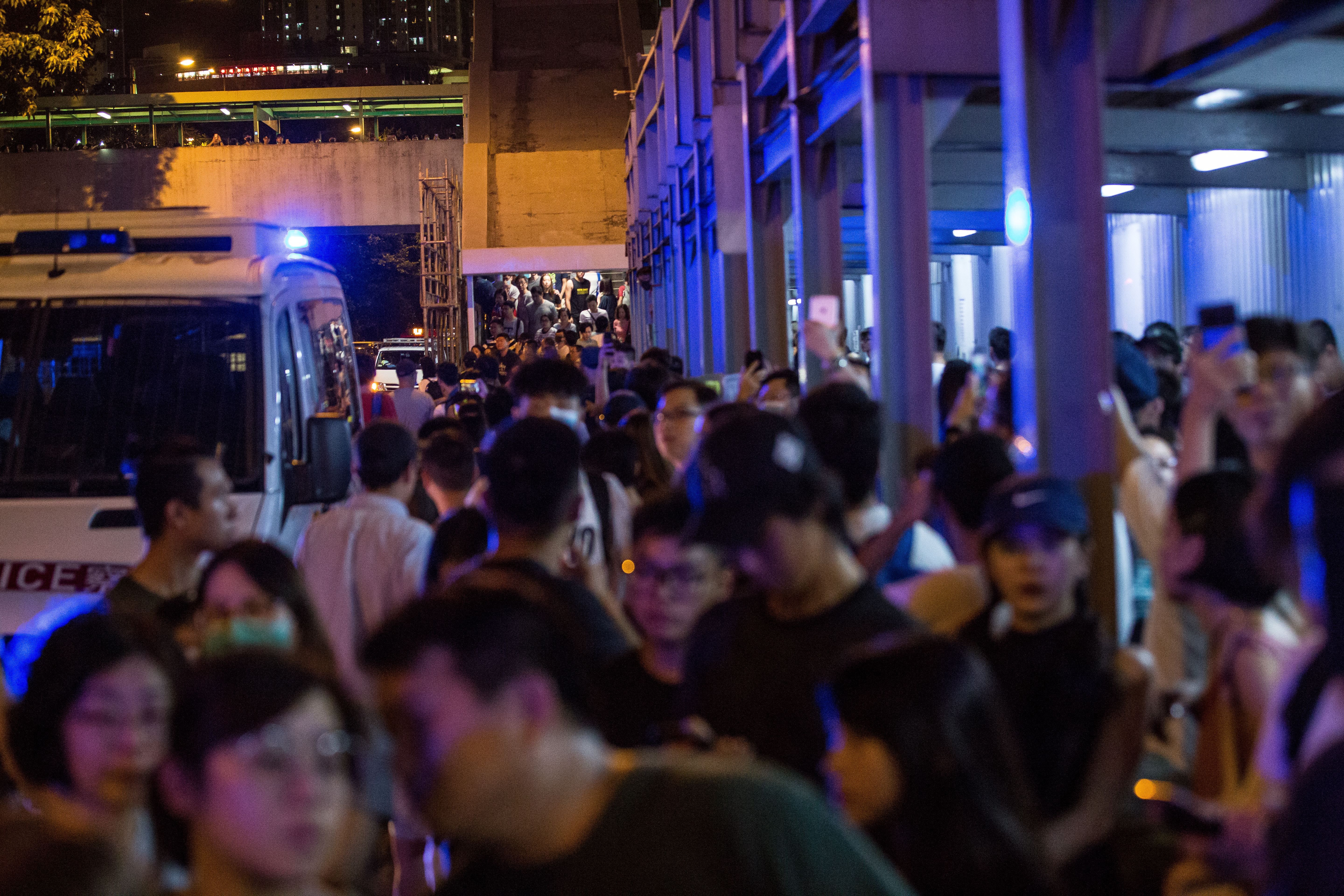 港警任意攔停巴士並盤查市民的行動引發民眾不滿，聚集聲援該巴士上的乘客。