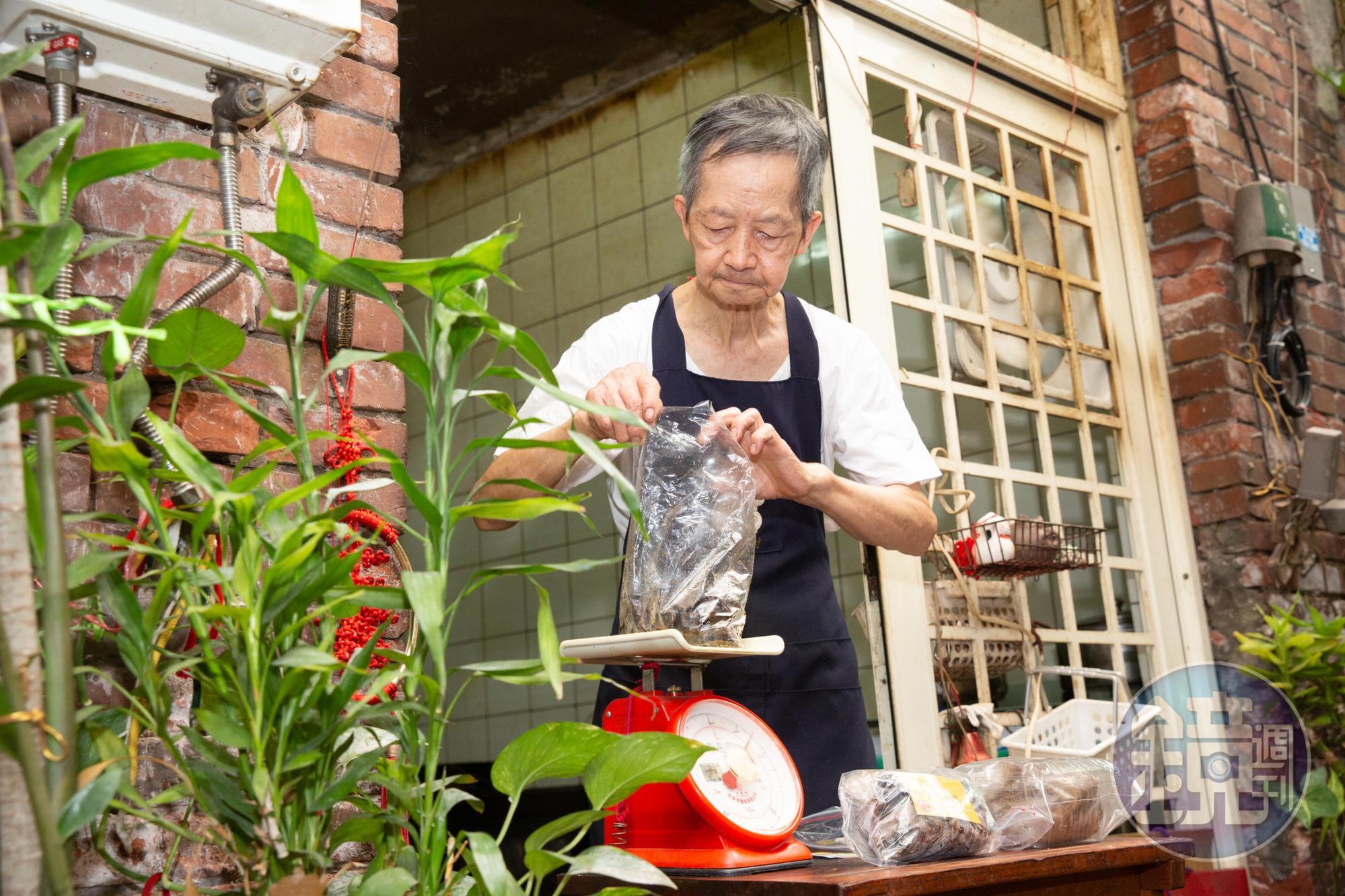 吳長生養父在他初中二年級時過世,他休學接下家中雜貨店,開始賺錢養家。
