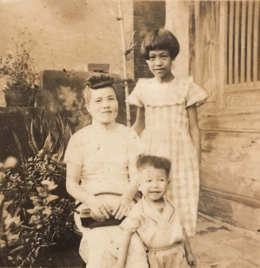 吳長生的養母(左)很疼孩子,除了吳長生(前),還收養了一個女兒。(吳思瑩提供)