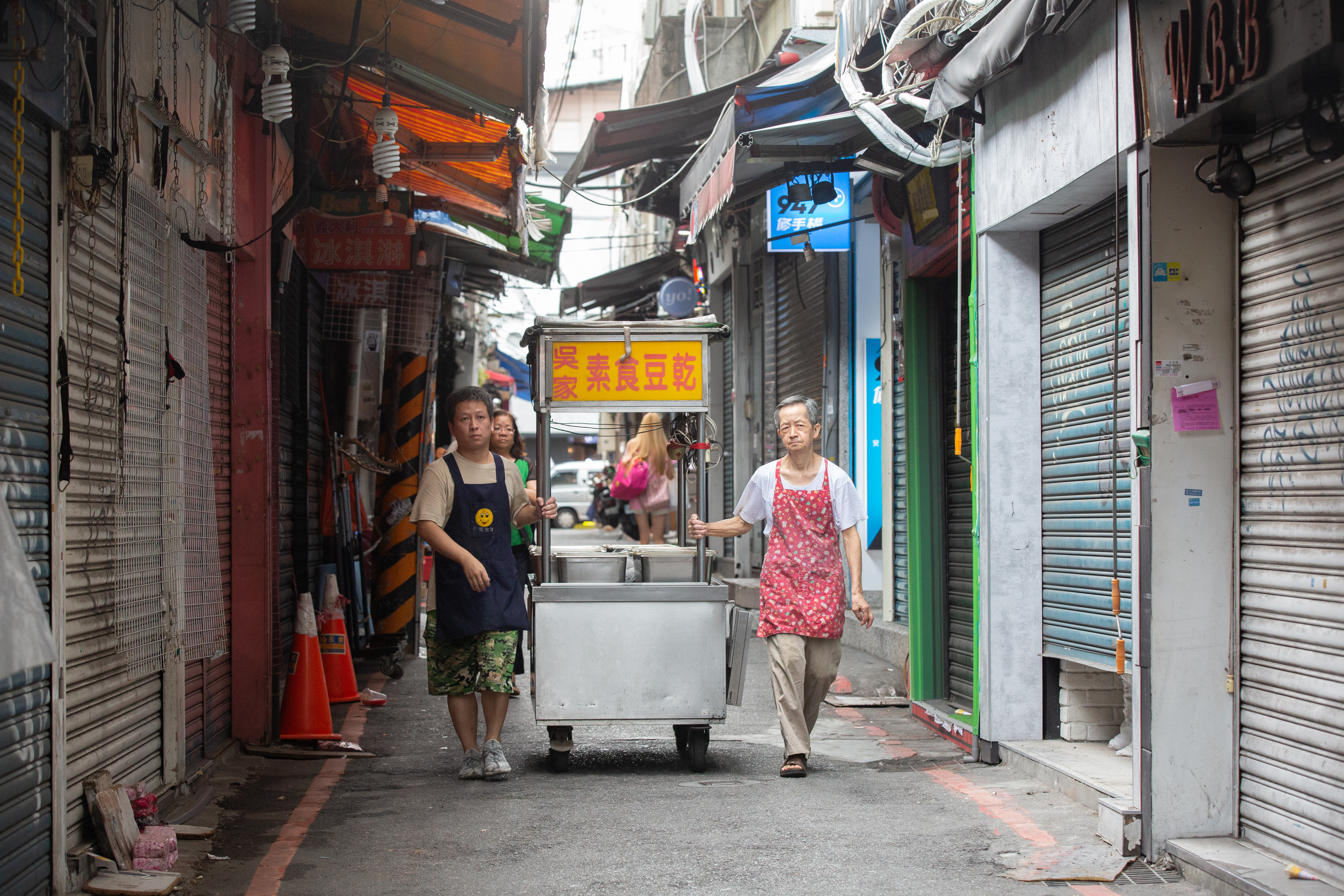 吳長生（右）的次子吳尚秦雖無意接班，但心疼父母工作辛苦，常會回家幫忙。