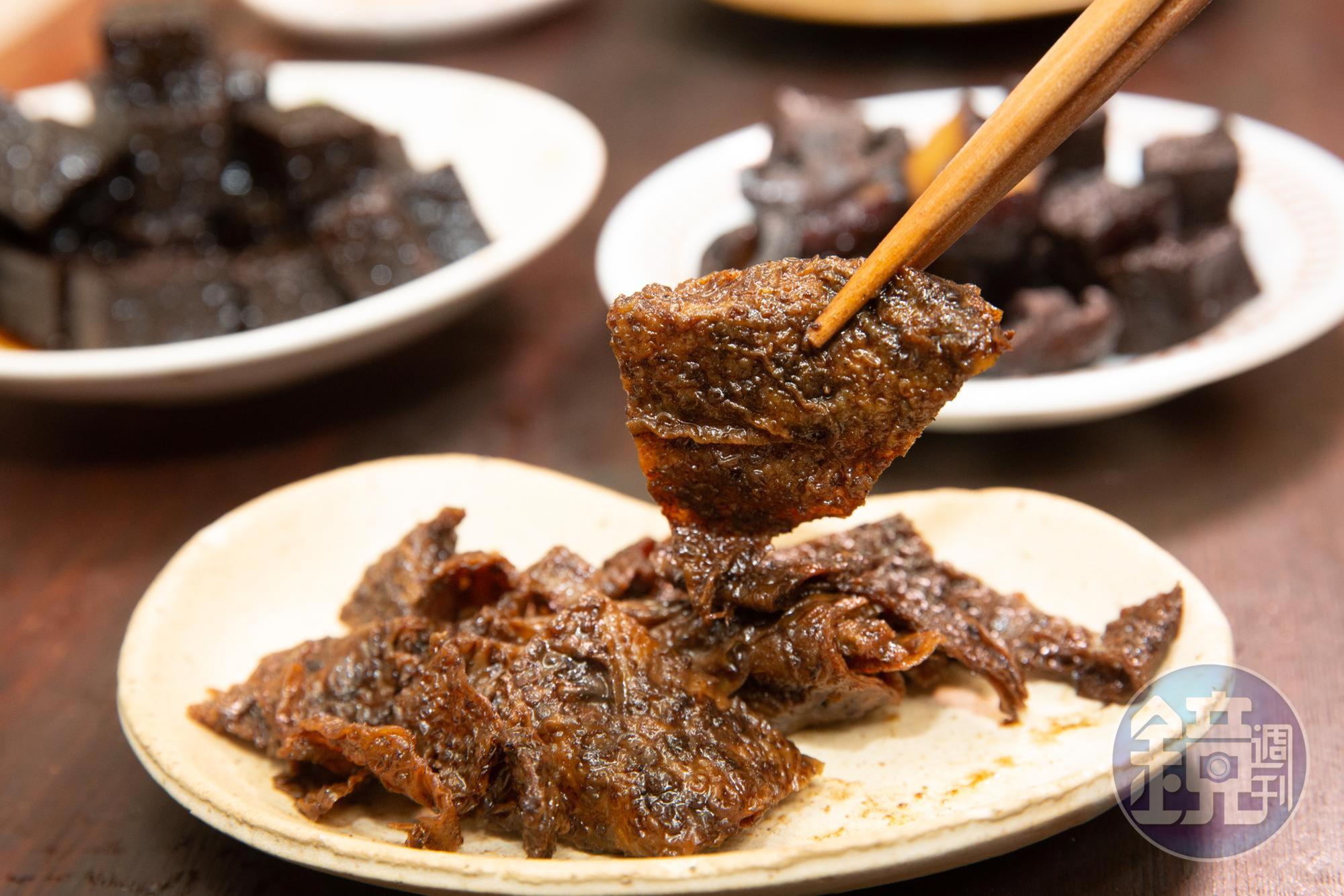 沙茶素肉鬆軟多汁、口味中辣，適合配茶配啤酒。（300公克80元，網路價450公克/100元）