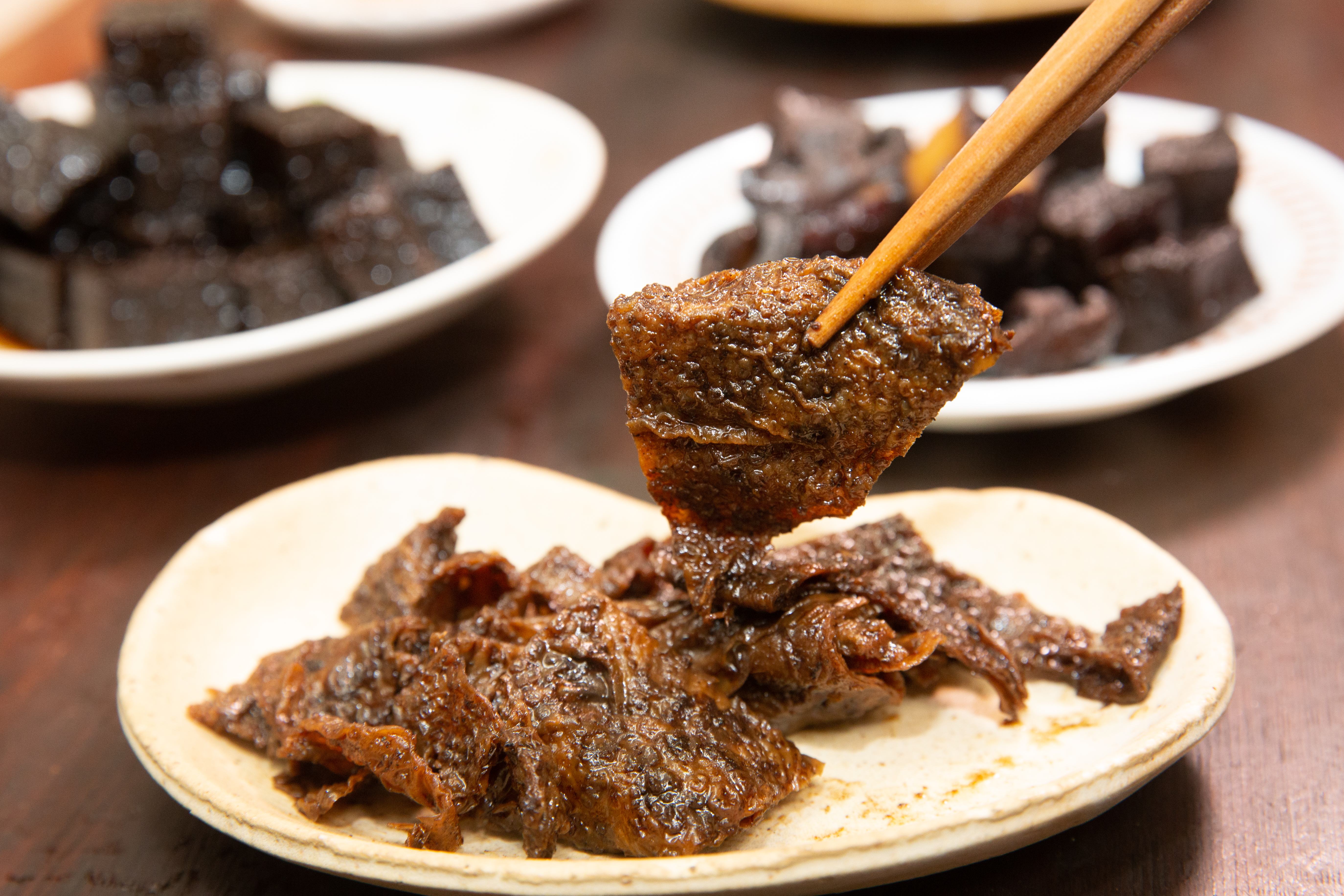 沙茶素肉鬆軟多汁、口味中辣,適合配茶配啤酒。(300公克80元,網路價450公克/100元)