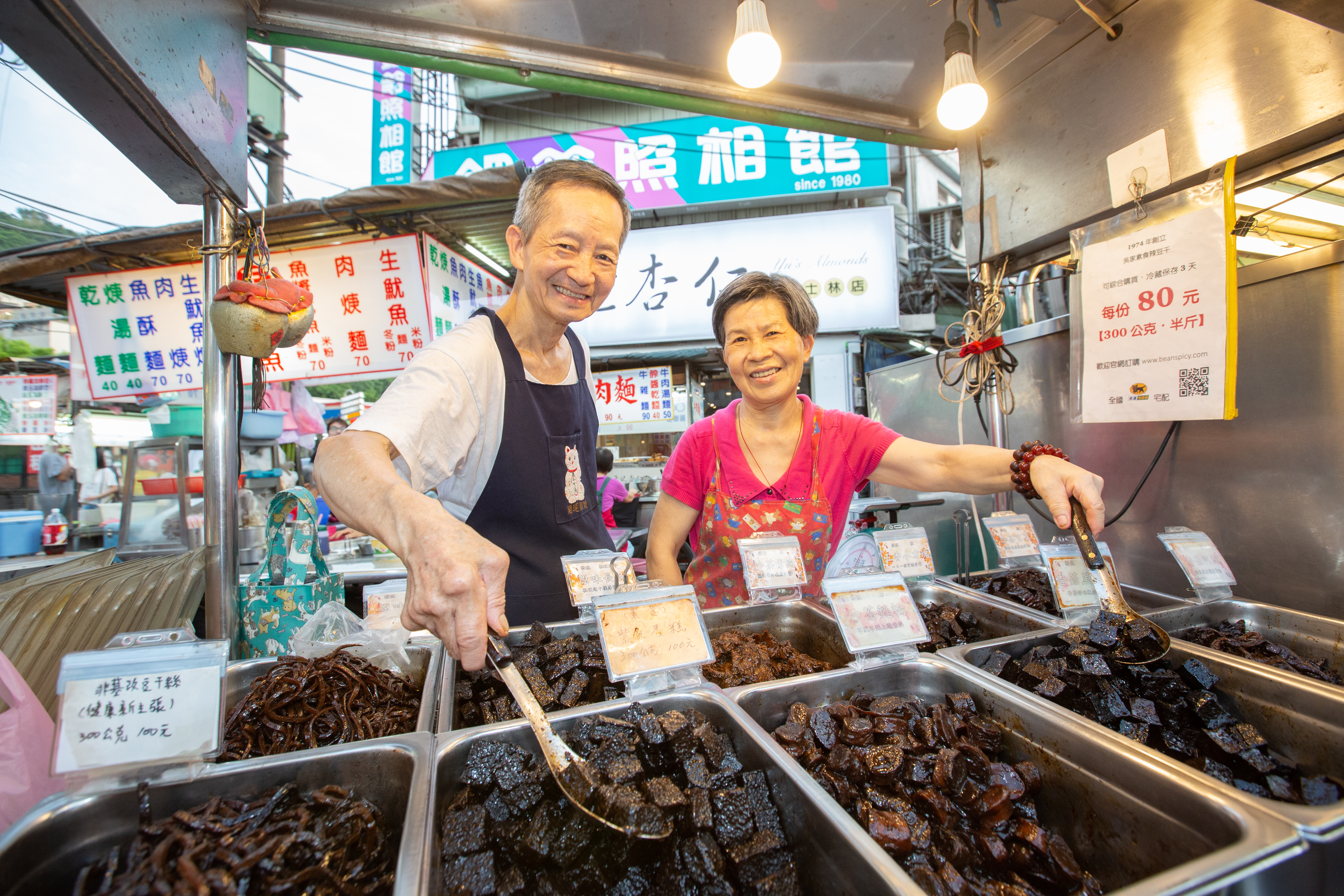 吳長生（左）小妻子黃屘2歲，姐弟戀在40多年前較少見，遭受母親反對。