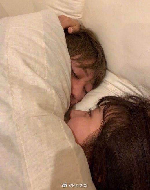 該女曝光疑似和橋本涼的私密床照。(翻攝微博)