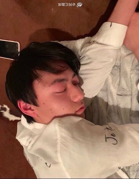 該女孩曝光未成年的作間龍斗酒醉照。（翻攝微博）