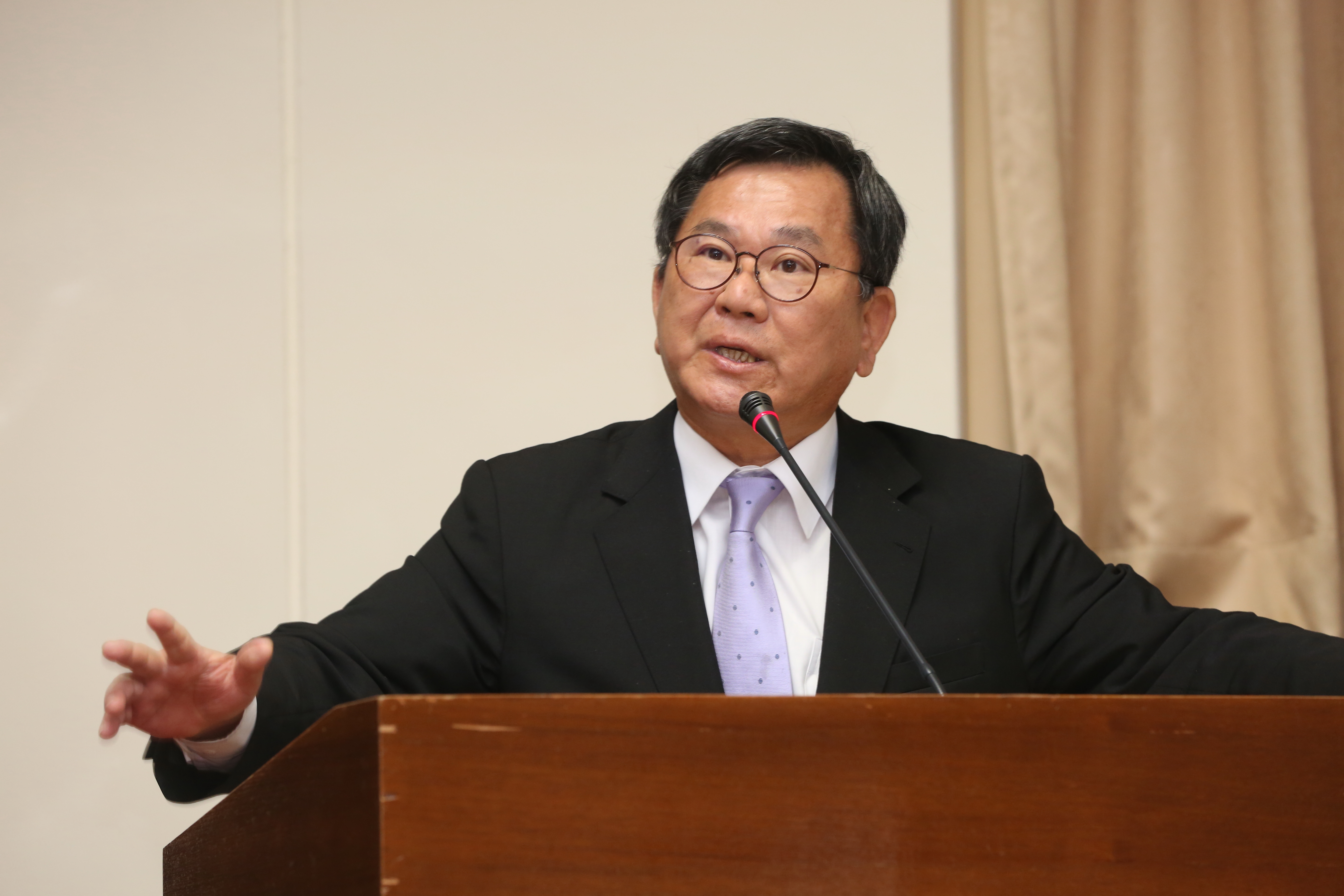 針對昨在高鐵遺失裝有300萬元現金的行李箱一事，民進黨立委陳明文已委請律師提起告訴，以訟止謗。 