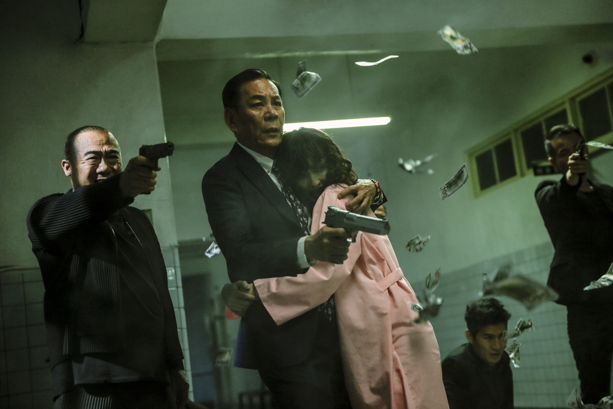 龍劭華在片中扮演黑道老大兼電影金主，氣勢十足。（華映提供）