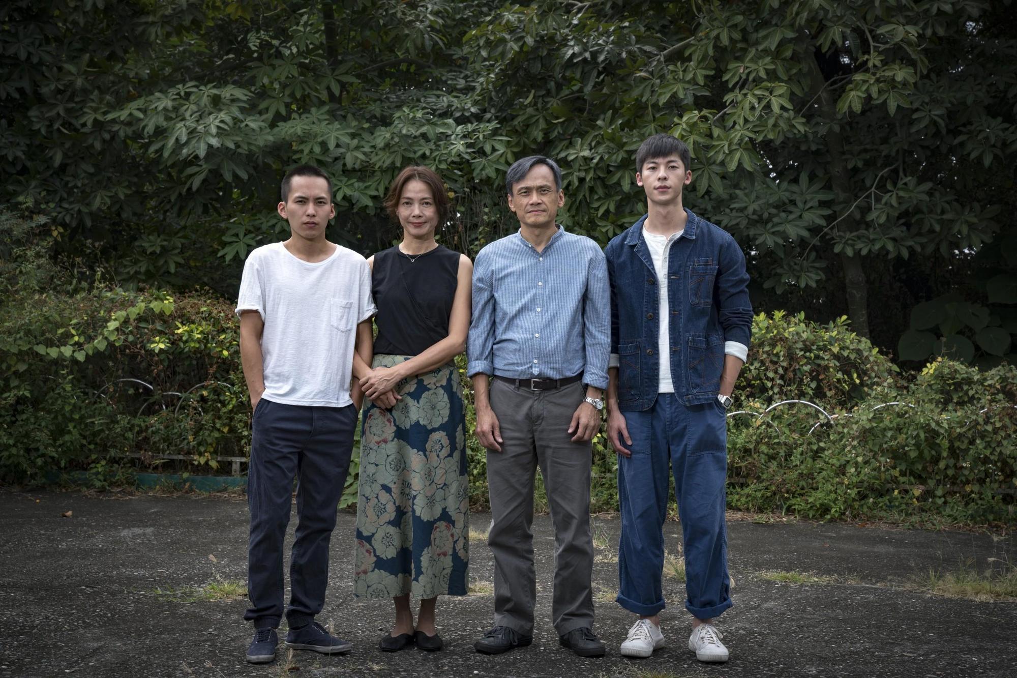 《陽光普照》劇情描述由巫建和、柯淑勤、陳以文、許光漢組成的一家人,因小兒子入獄而分崩離析。(甲上提供)