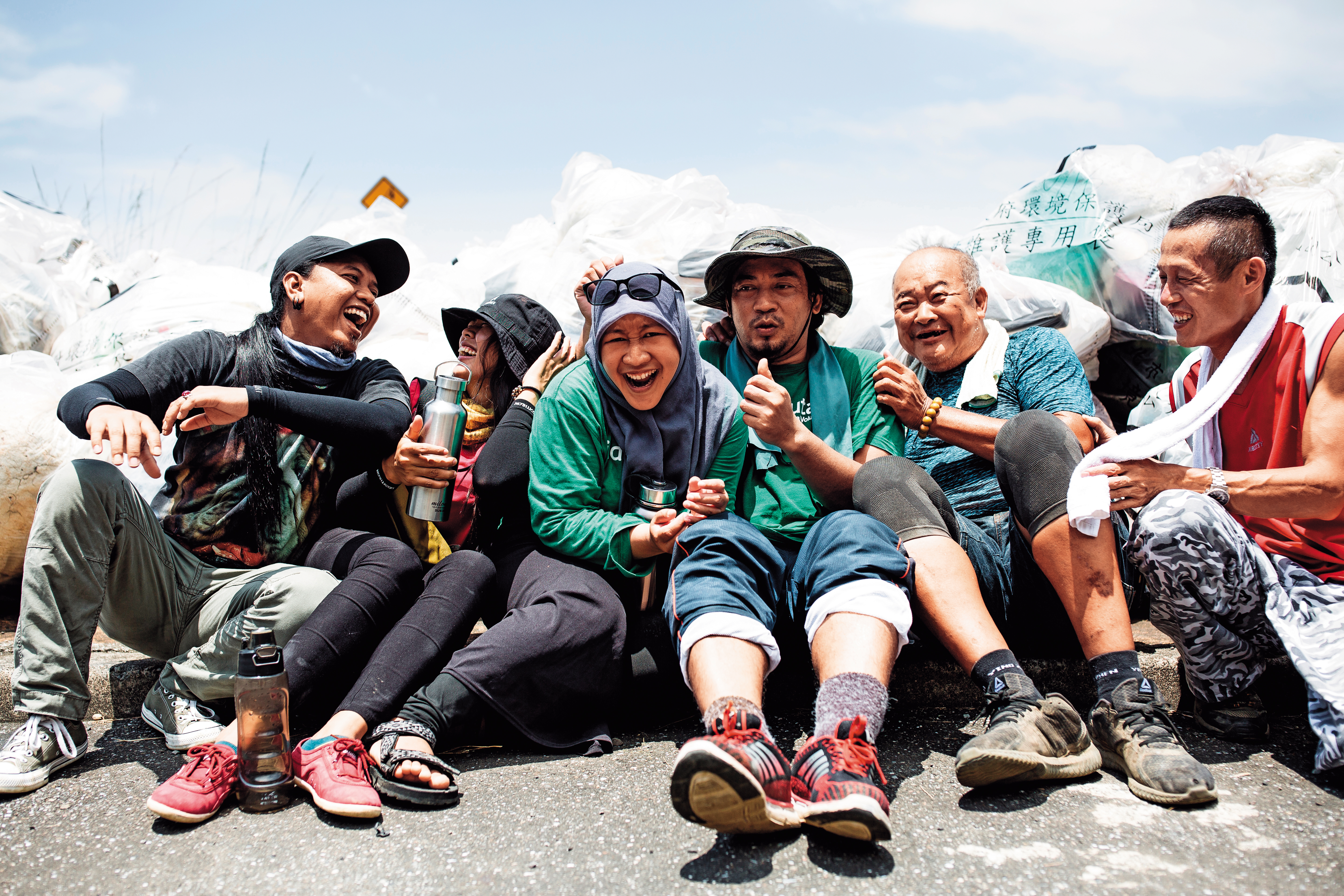 印尼移工瑪雅(左3)與他的夥伴們,在台灣的淨灘活動裡找到「家人」。