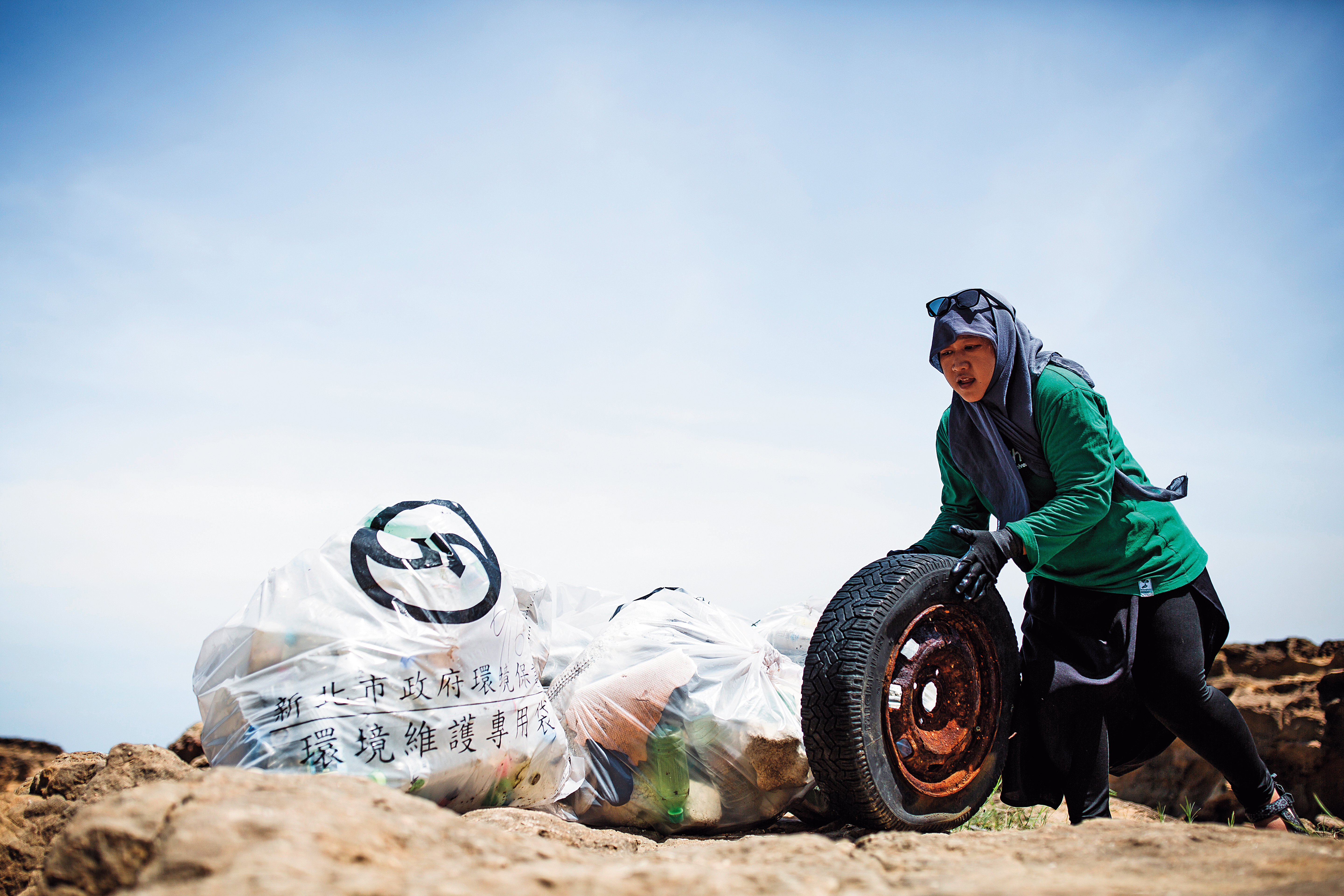 瑪雅來自印尼西爪哇的鄉村，來台工作近4年，她經常在週日，他們一週中唯一的休息日，號召印尼移工一起淨灘。