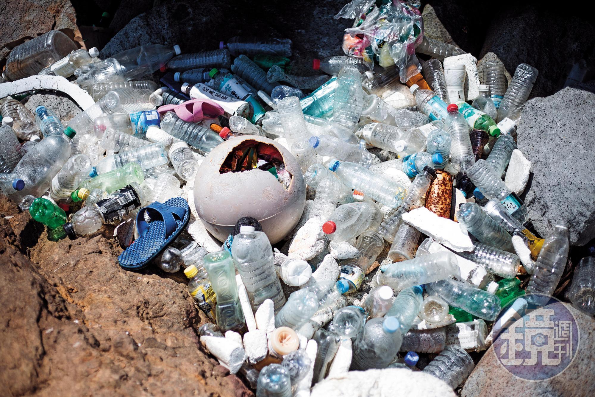 國際淨灘行動(International Coastal Cleanup)發布的報告,2017年台灣清理出逾46噸的垃圾,在全球淨灘參與度排名第5,光是清出的寶特瓶,排列起來可綿延17公里。