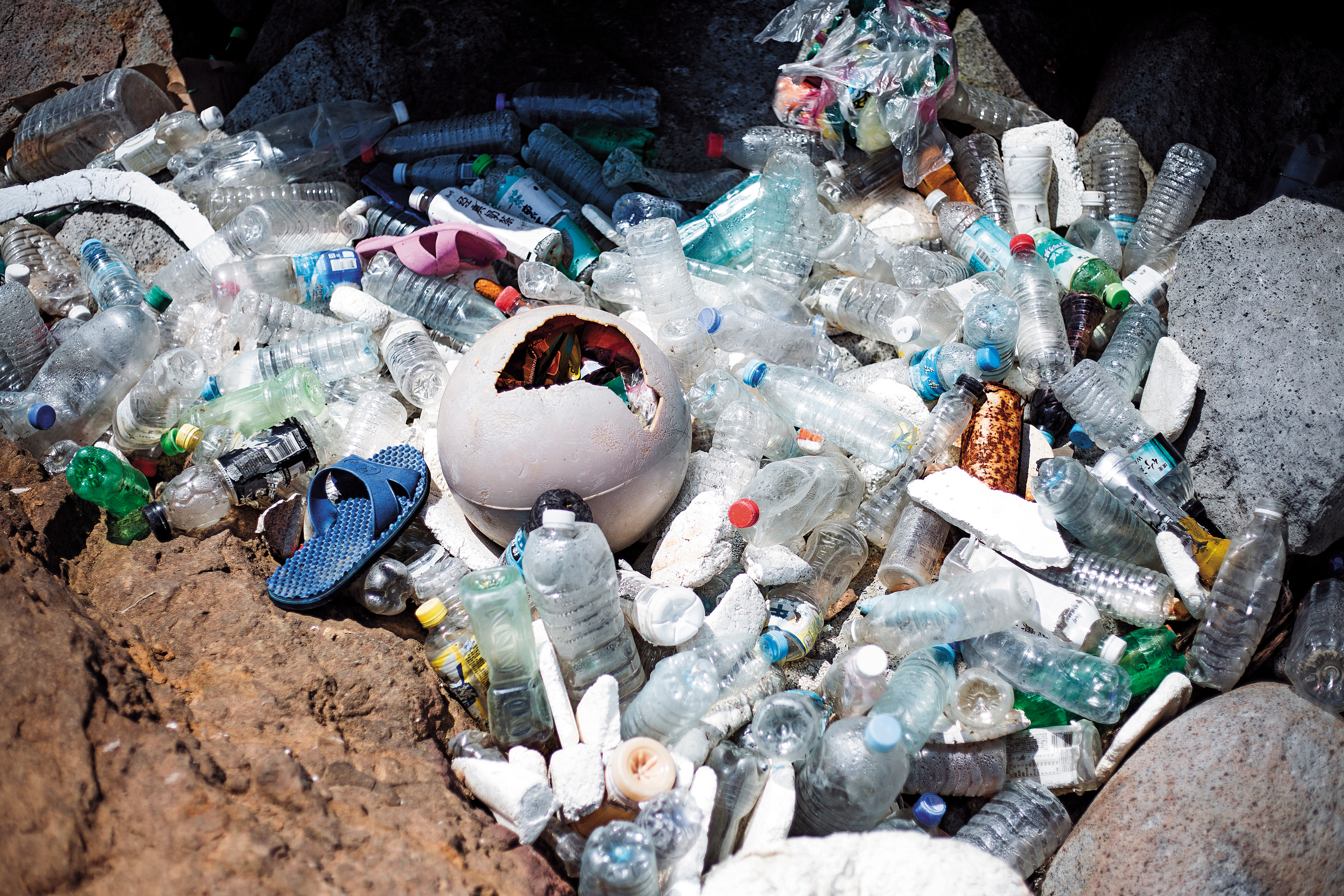 國際淨灘行動（International Coastal Cleanup）發布的報告，2017年台灣清理出逾46噸的垃圾，在全球淨灘參與度排名第5，光是清出的寶特瓶，排列起來可綿延17公里。