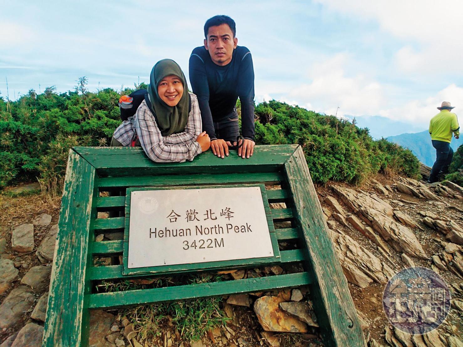 瑪雅穿著涼鞋與裙子,說要跟韓多一起攻頂合歡山,2人最終完成攻頂,韓多(右)也對瑪雅(左)留下深刻印象。(韓多提供)