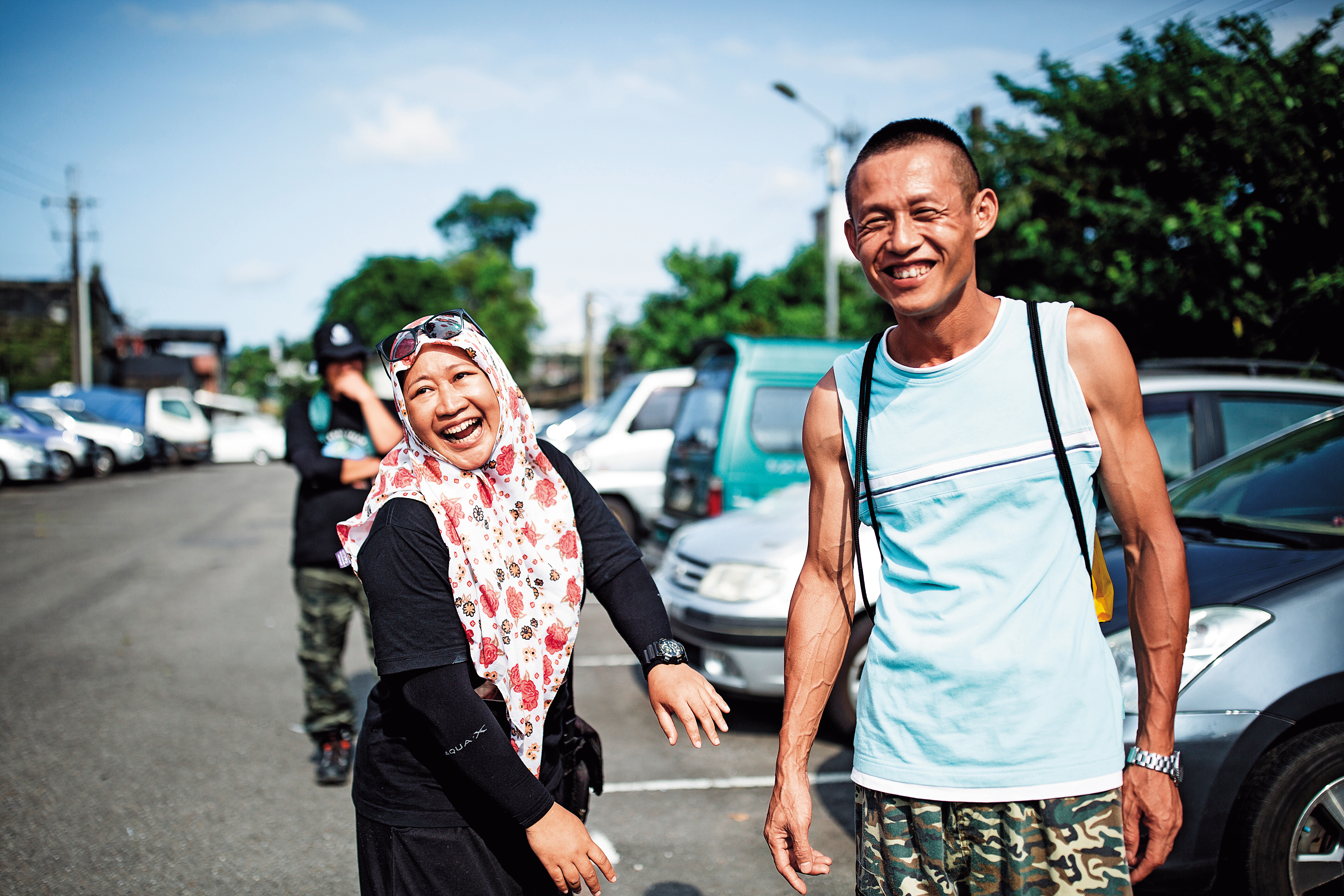 高廣蒼（右）個子不高，身材單薄，被瑪雅（左）暱稱為「阿伯」，在工廠當班長多年，讓他對出外工作的人，都多一份疼惜。